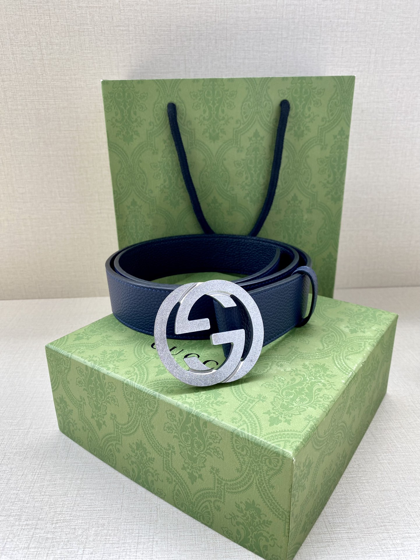 宽度3.8cm GUCCI GG Marmont系列每一季都会推陈出新，为灵感源于70年代的标志性GG配