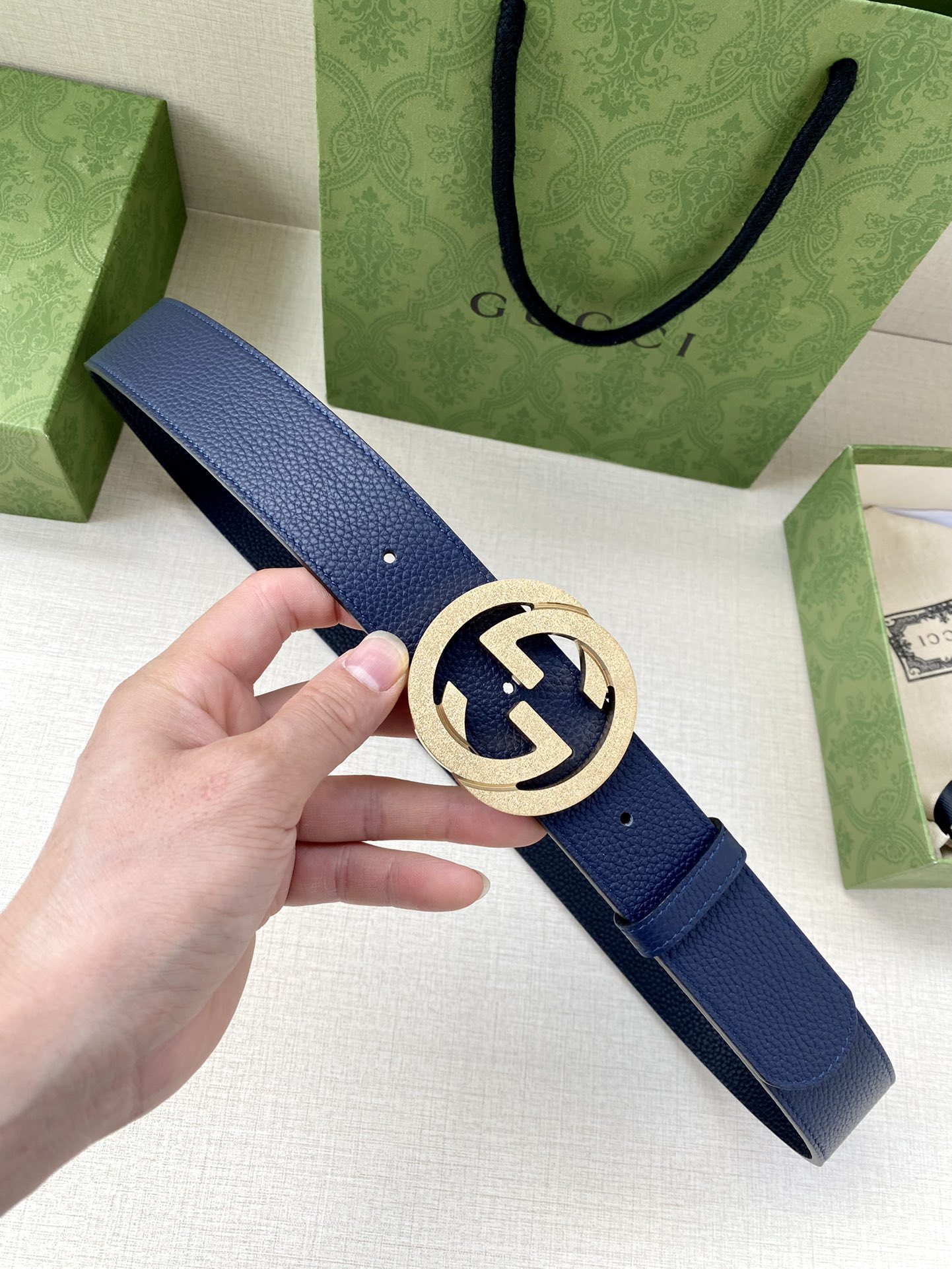 宽度3.8cm GUCCI GG Marmont系列每一季都会推陈出新，为灵感源于70年代的标志性GG配