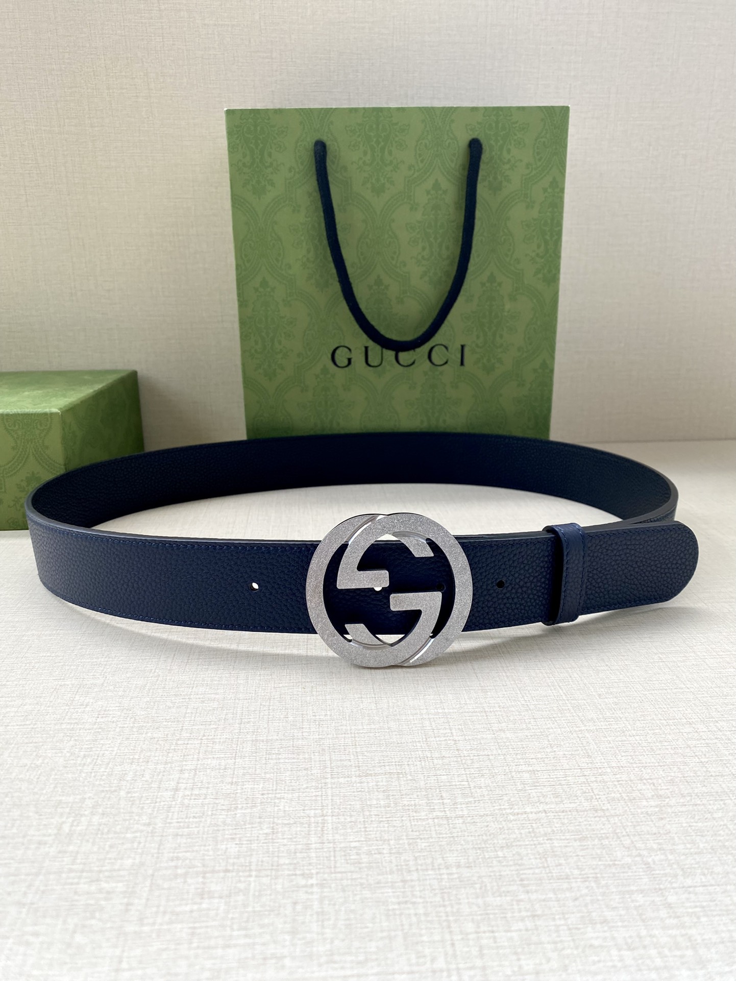 宽度3.8cm GUCCI GG Marmont系列每一季都会推陈出新，为灵感源于70年代的标志性GG配