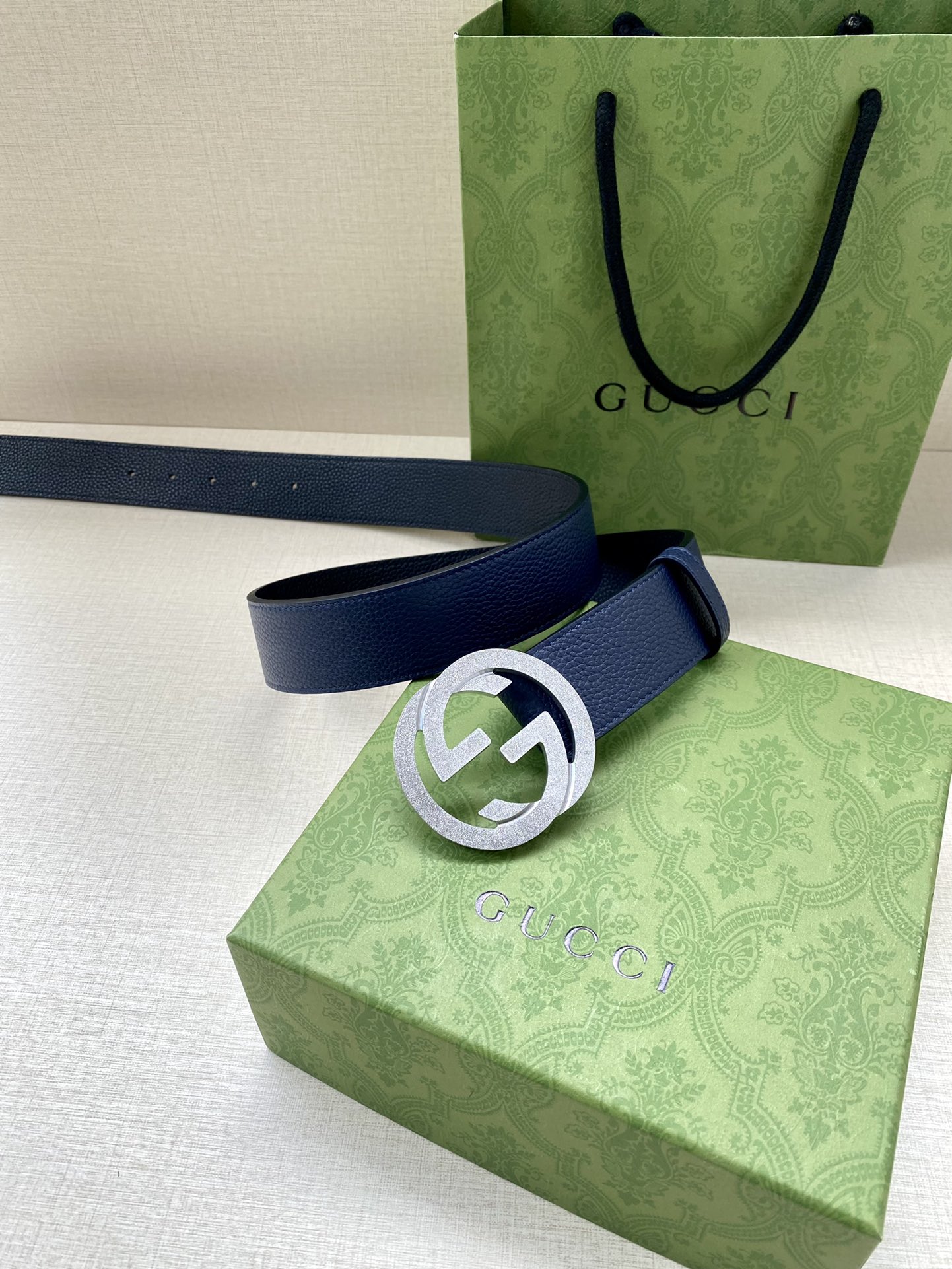 宽度3.8cm GUCCI GG Marmont系列每一季都会推陈出新，为灵感源于70年代的标志性GG配