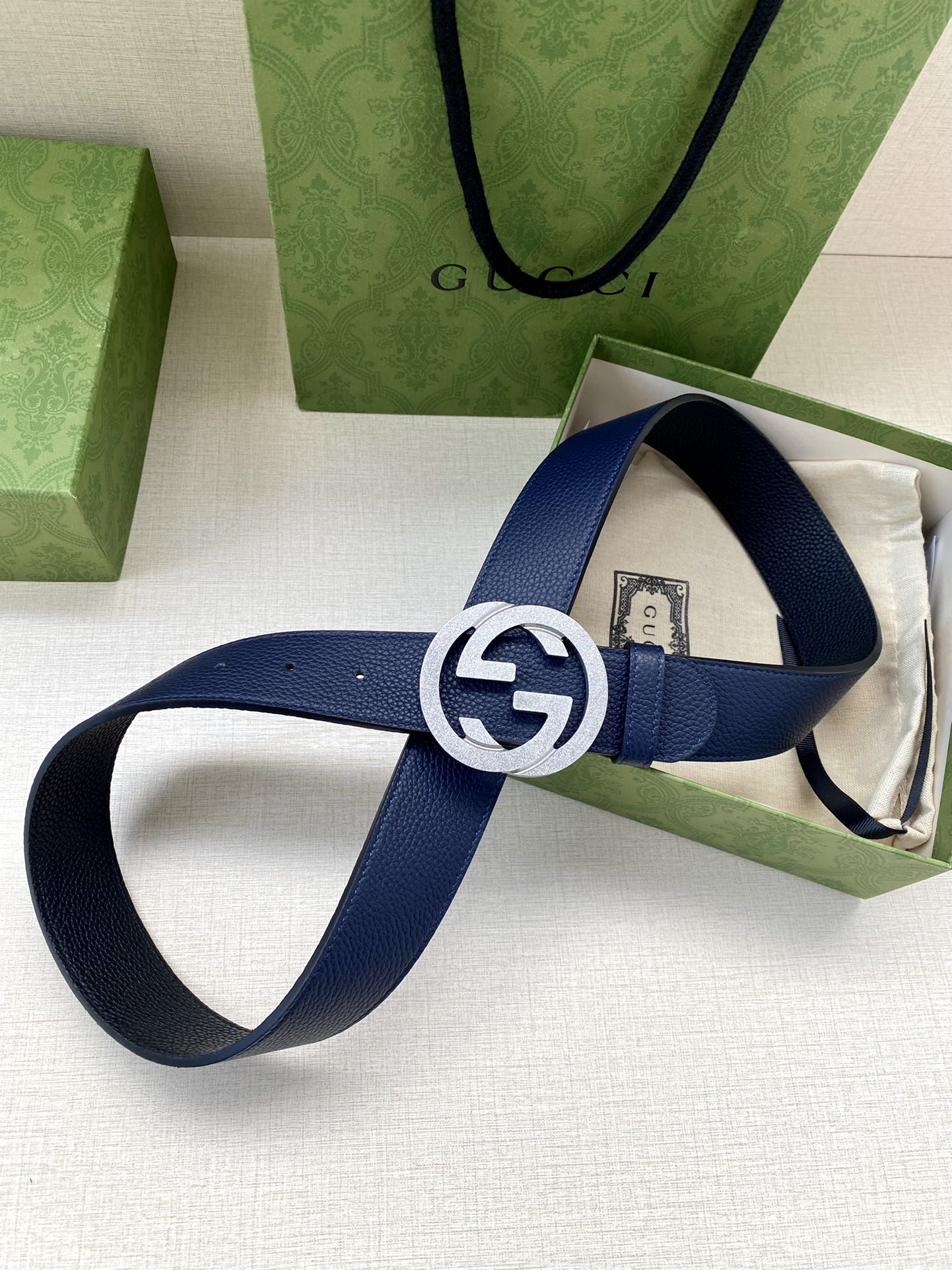 宽度3.8cm GUCCI GG Marmont系列每一季都会推陈出新，为灵感源于70年代的标志性GG配