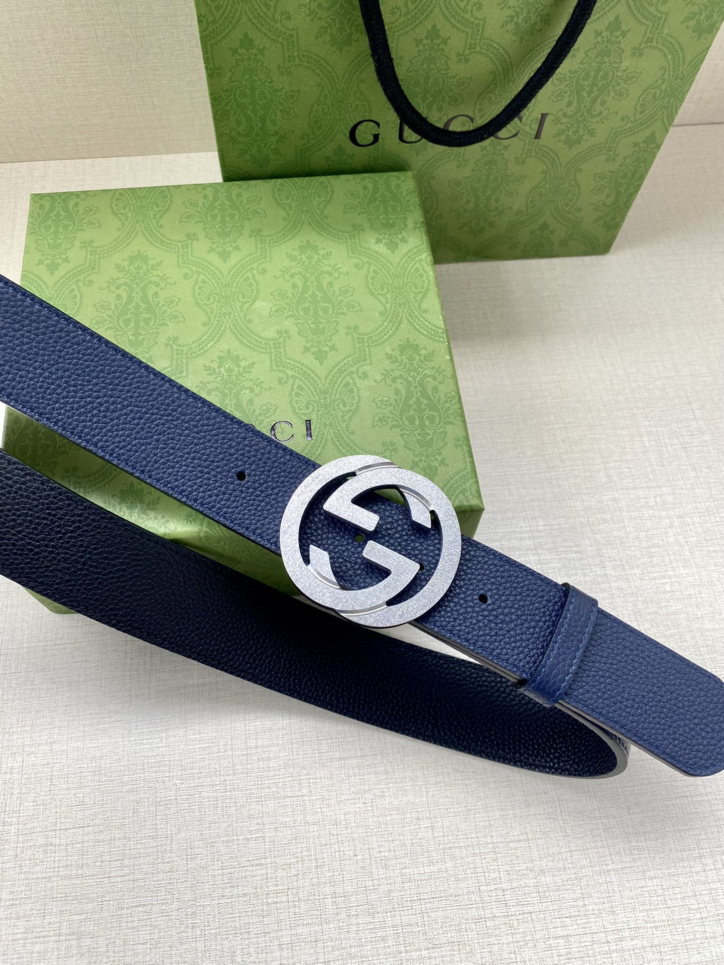宽度3.8cm GUCCI GG Marmont系列每一季都会推陈出新，为灵感源于70年代的标志性GG配