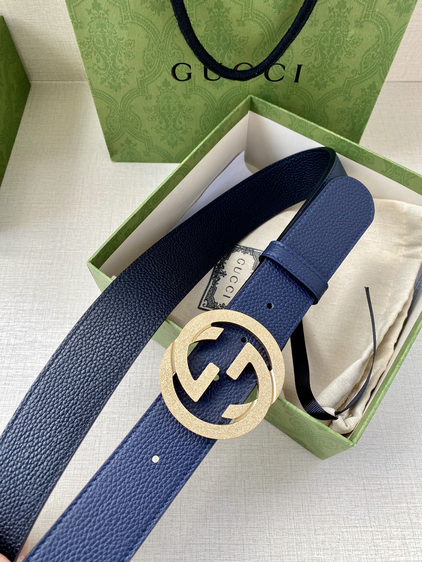 宽度3.8cm GUCCI GG Marmont系列每一季都会推陈出新，为灵感源于70年代的标志性GG配