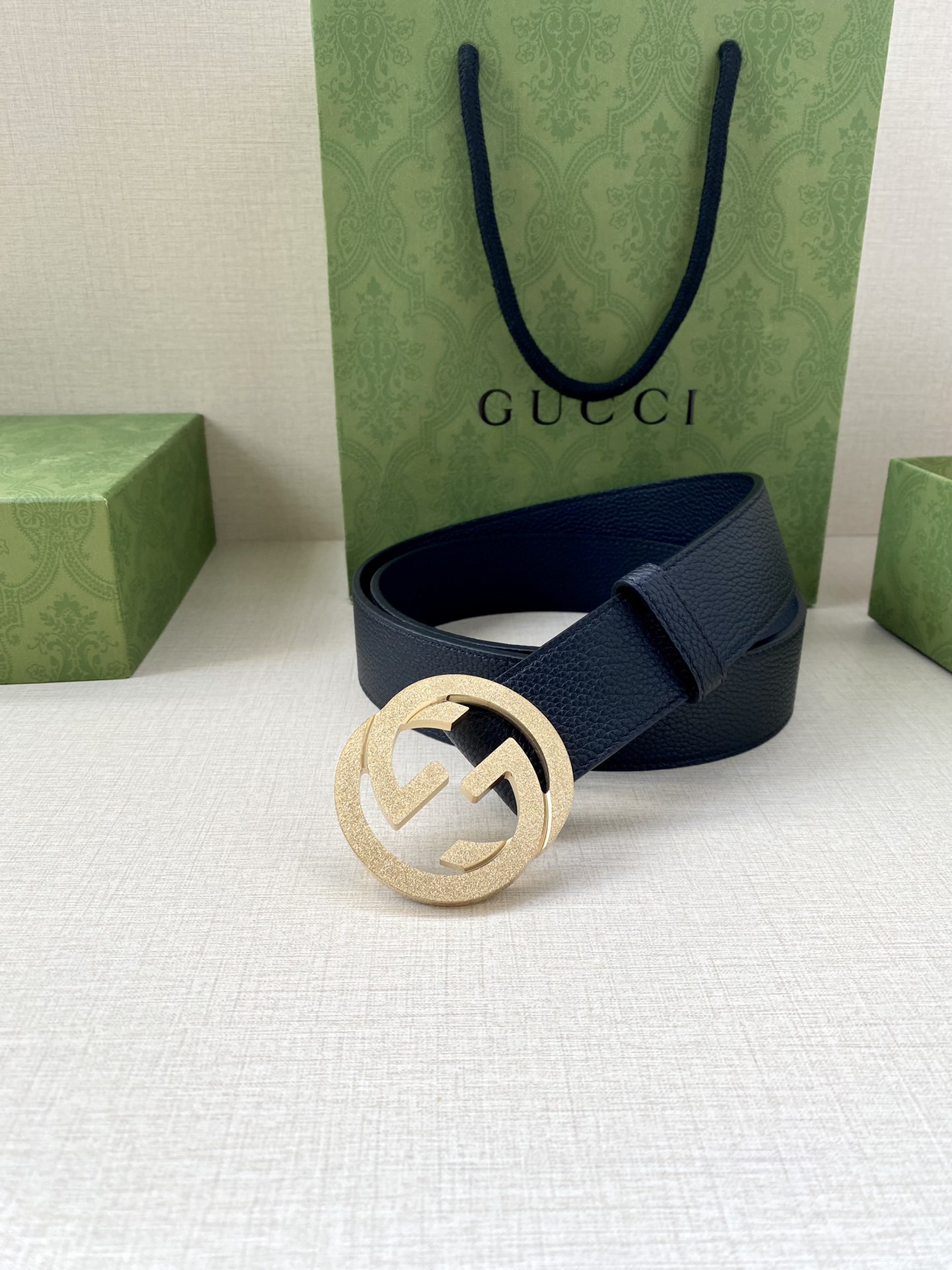 宽度3.8cm GUCCI GG Marmont系列每一季都会推陈出新，为灵感源于70年代的标志性GG配