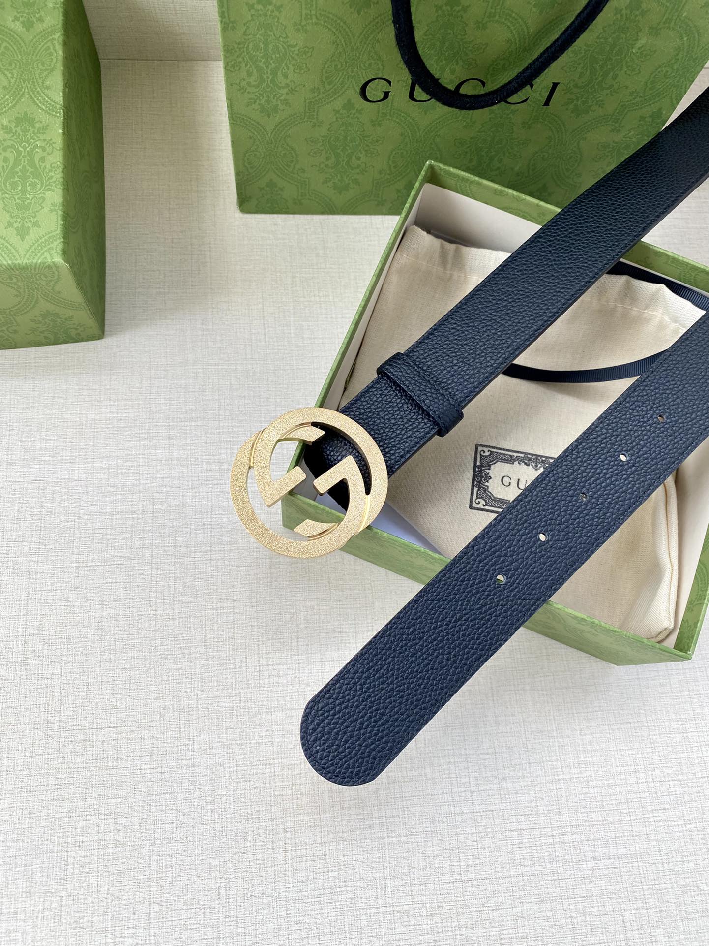 宽度3.8cm GUCCI GG Marmont系列每一季都会推陈出新，为灵感源于70年代的标志性GG配