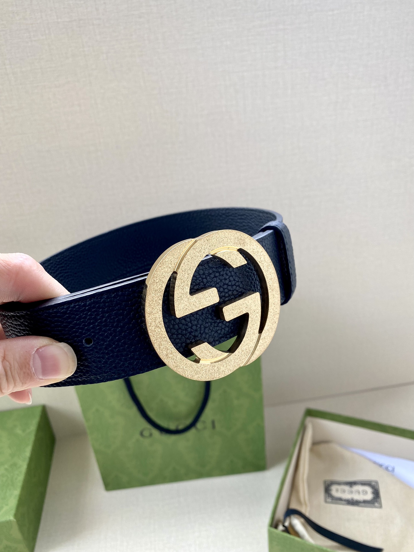 宽度3.8cm GUCCI GG Marmont系列每一季都会推陈出新，为灵感源于70年代的标志性GG配
