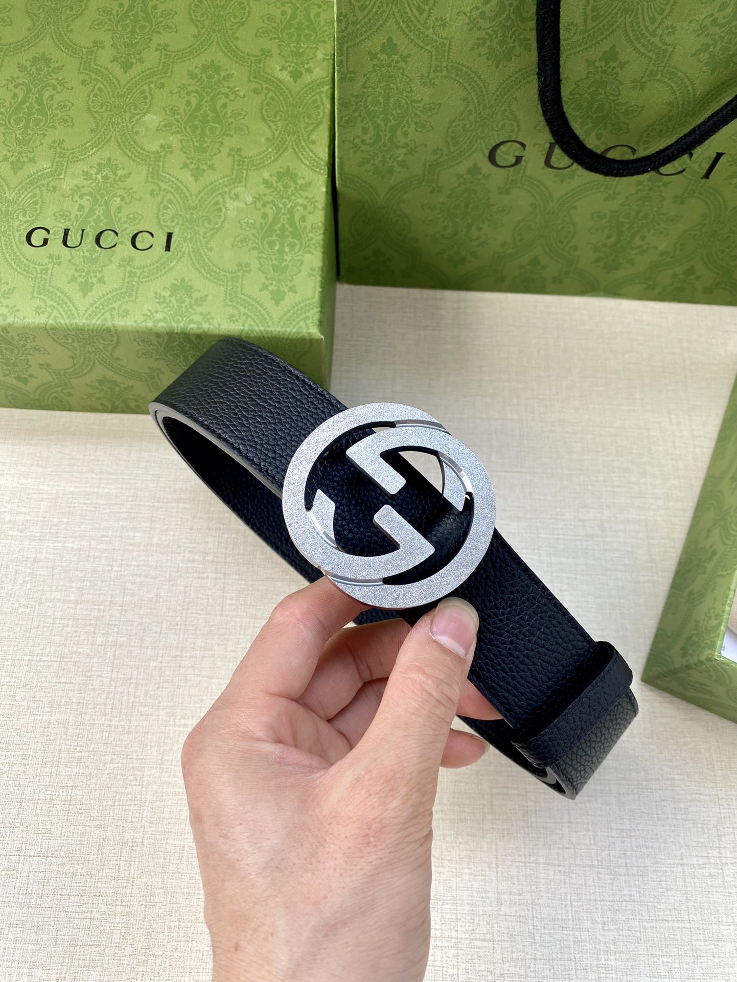 宽度3.8cm GUCCI GG Marmont系列每一季都会推陈出新，为灵感源于70年代的标志性GG配