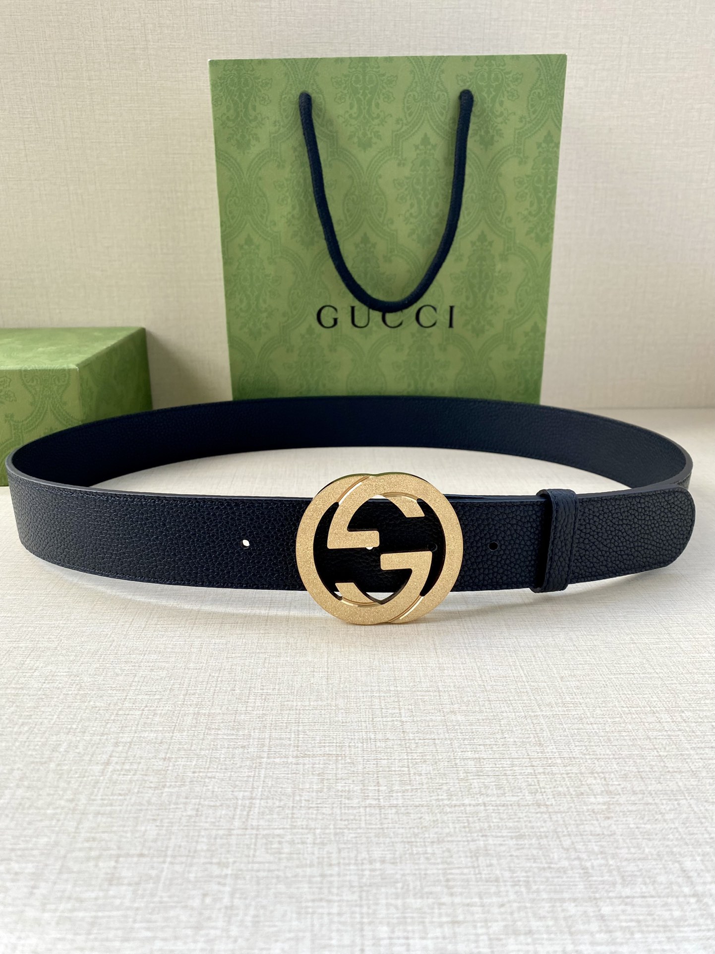宽度3.8cm GUCCI GG Marmont系列每一季都会推陈出新，为灵感源于70年代的标志性GG配