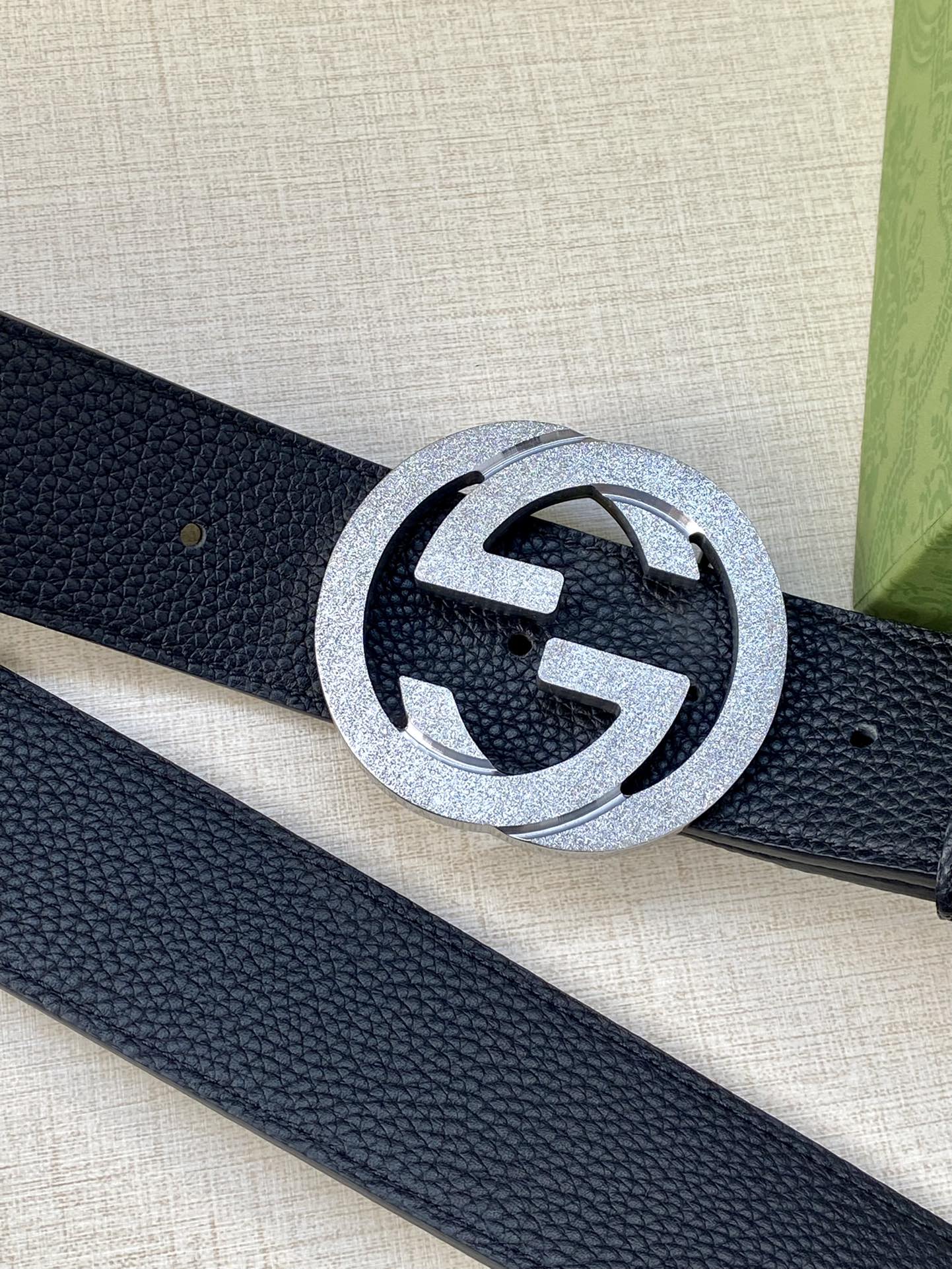 宽度3.8cm GUCCI GG Marmont系列每一季都会推陈出新，为灵感源于70年代的标志性GG配