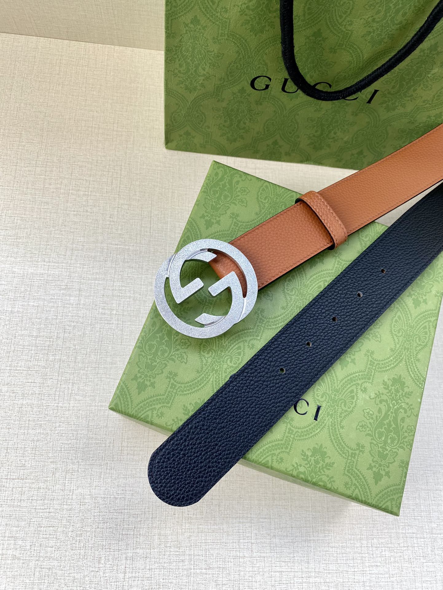 宽度3.8cm GUCCI GG Marmont系列每一季都会推陈出新，为灵感源于70年代的标志性GG配