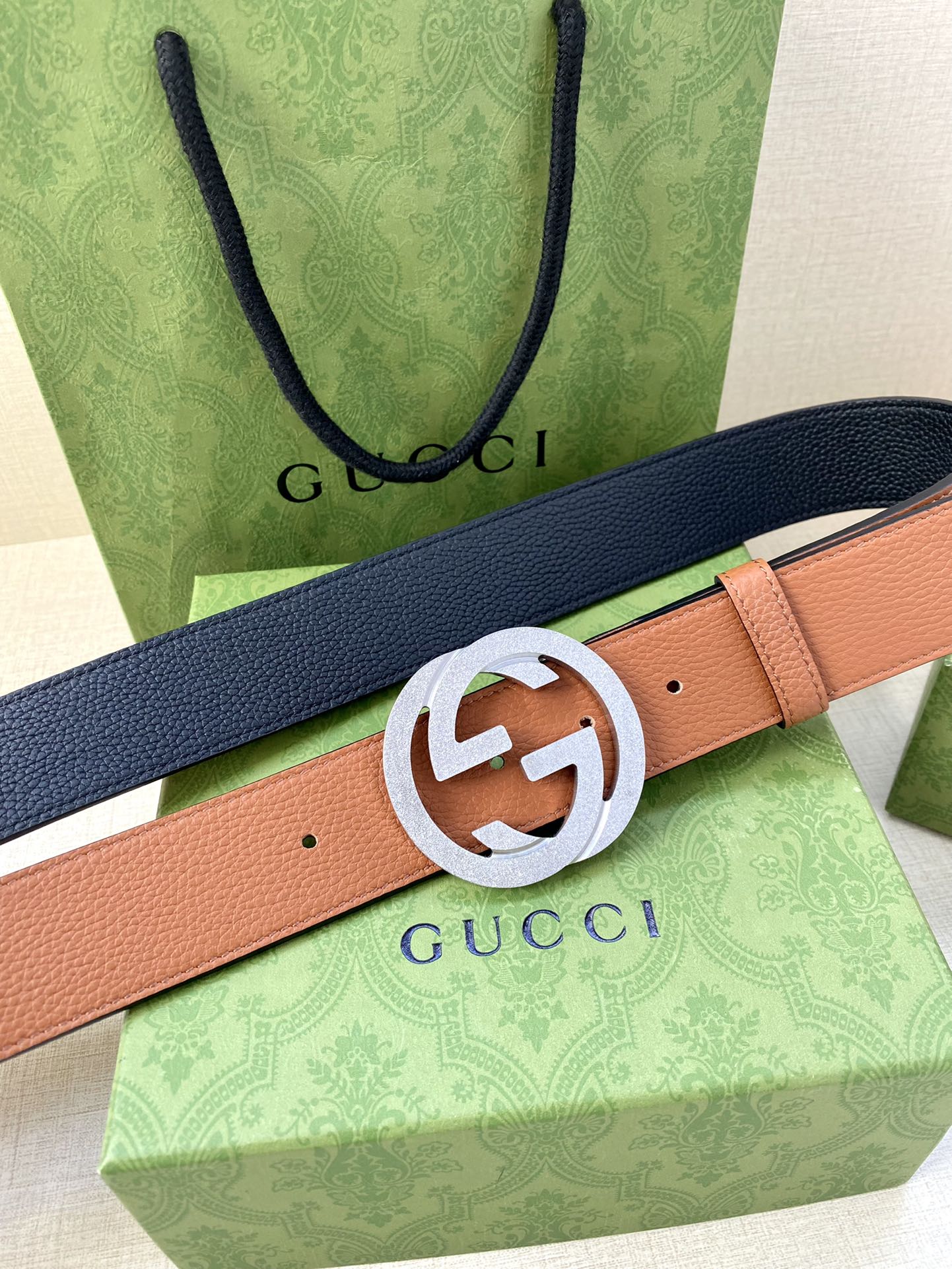 宽度3.8cm GUCCI GG Marmont系列每一季都会推陈出新，为灵感源于70年代的标志性GG配