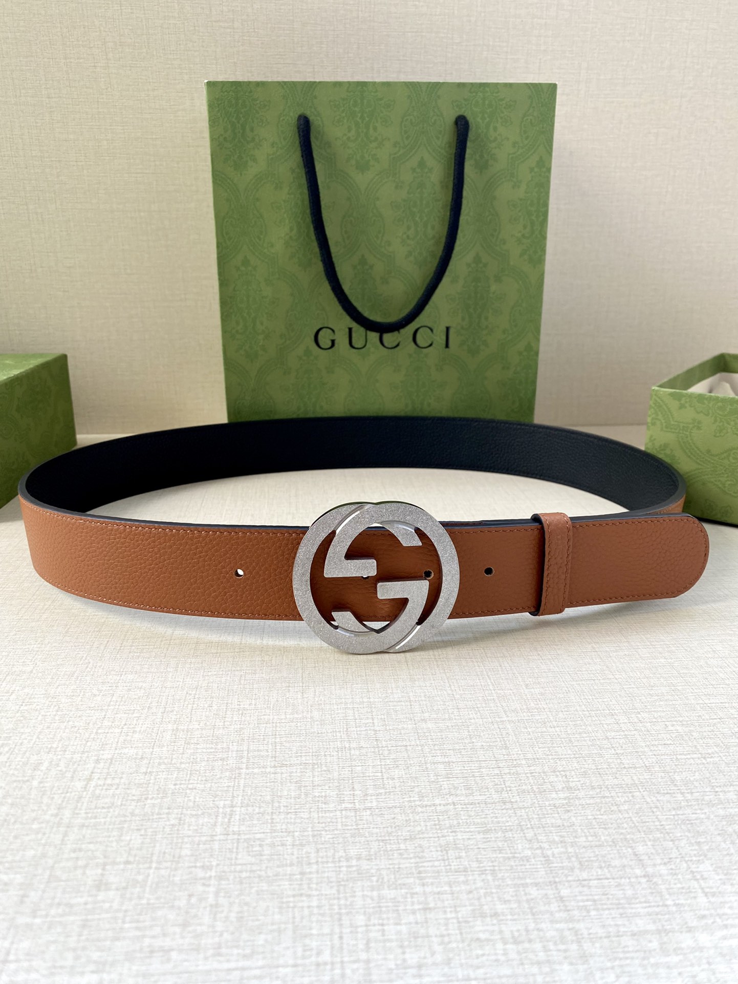 宽度3.8cm GUCCI GG Marmont系列每一季都会推陈出新，为灵感源于70年代的标志性GG配