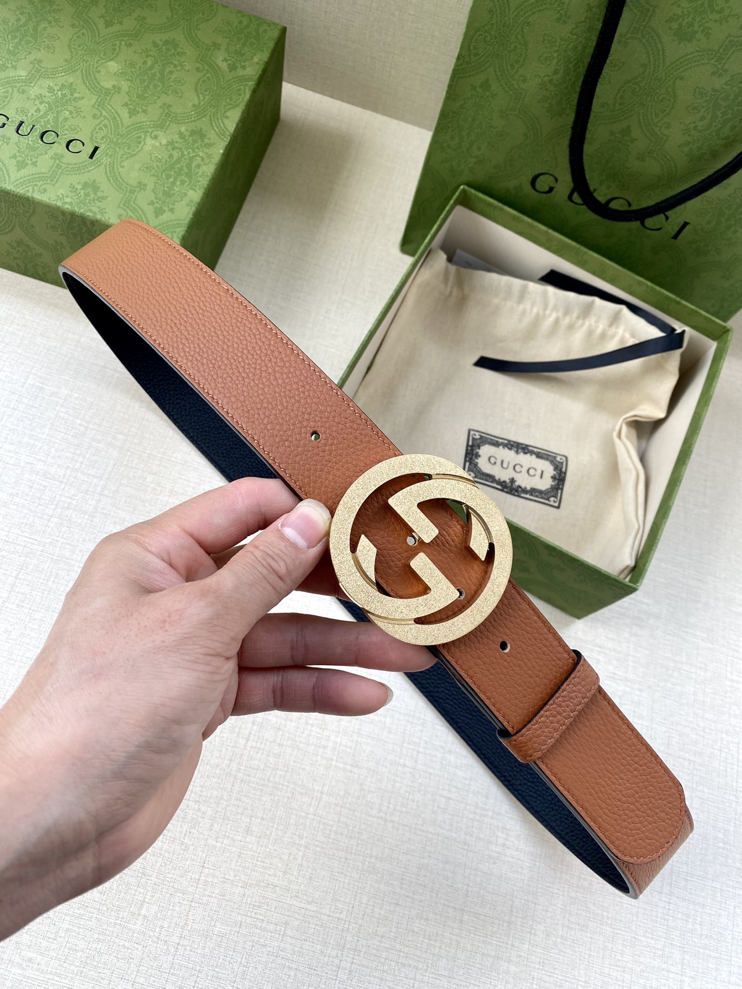 宽度3.8cm GUCCI GG Marmont系列每一季都会推陈出新，为灵感源于70年代的标志性GG配