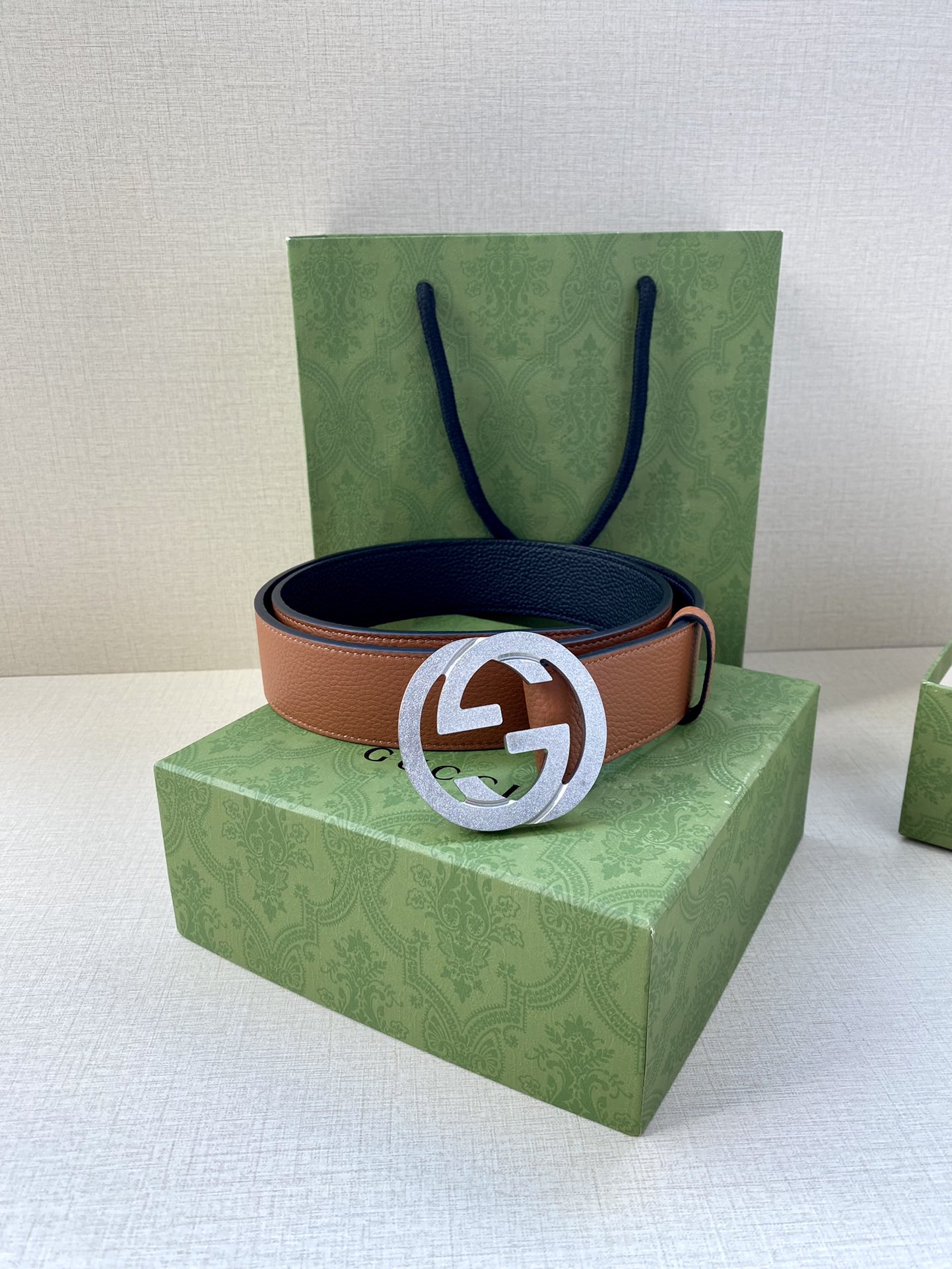 宽度3.8cm GUCCI GG Marmont系列每一季都会推陈出新，为灵感源于70年代的标志性GG配