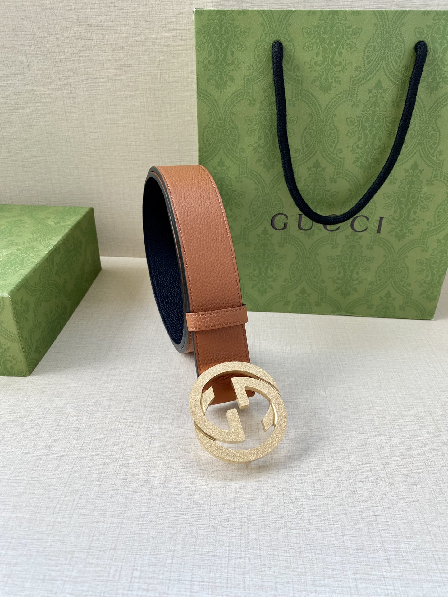 宽度3.8cm GUCCI GG Marmont系列每一季都会推陈出新，为灵感源于70年代的标志性GG配