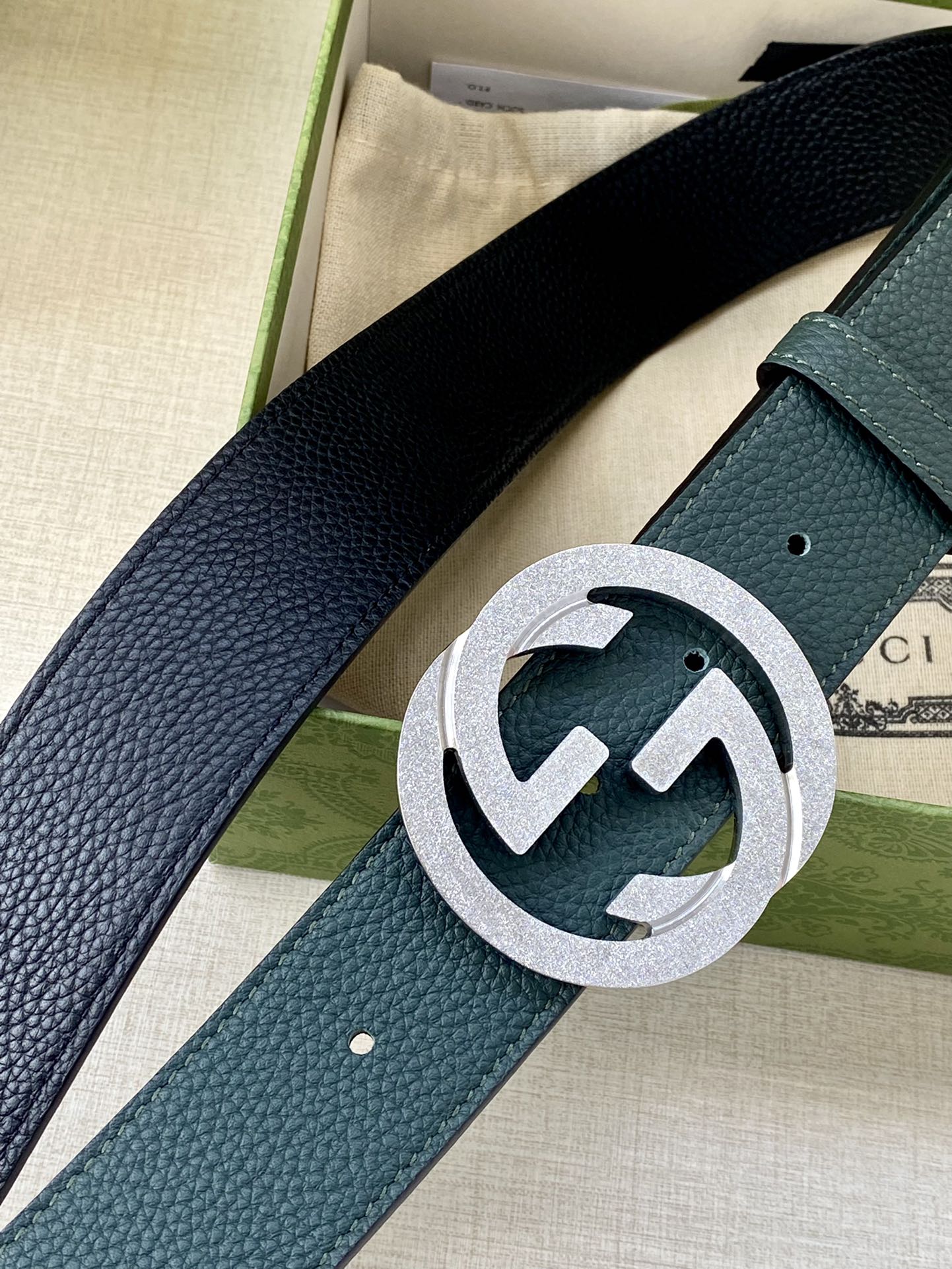 宽度3.8cm GUCCI GG Marmont系列每一季都会推陈出新，为灵感源于70年代的标志性GG配