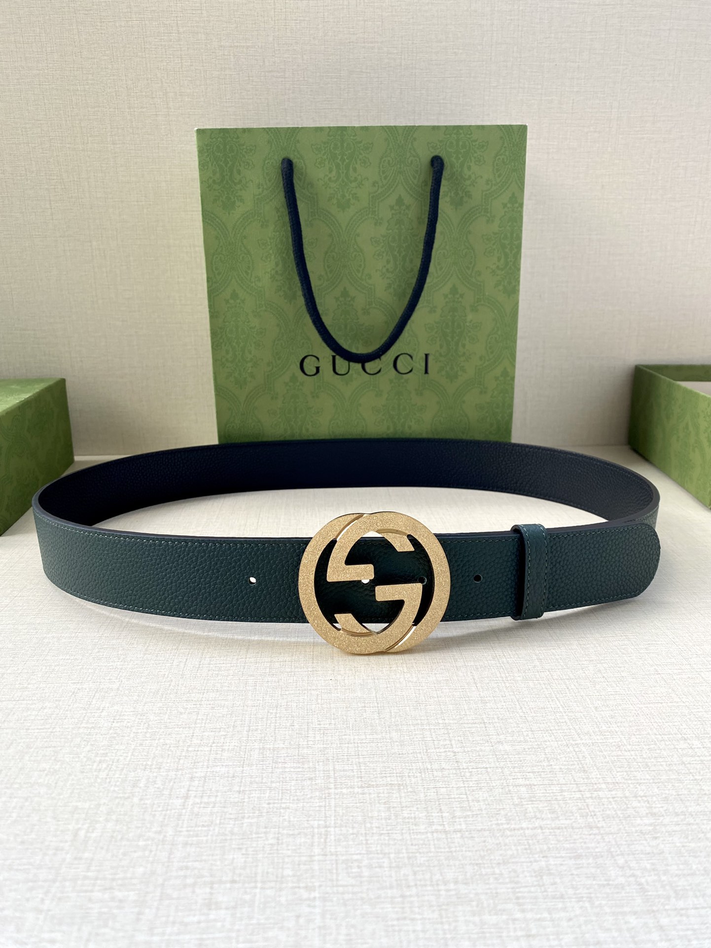 宽度3.8cm GUCCI GG Marmont系列每一季都会推陈出新，为灵感源于70年代的标志性GG配