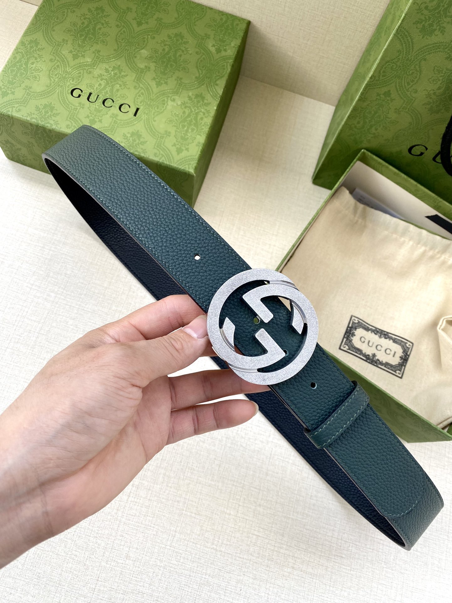 宽度3.8cm GUCCI GG Marmont系列每一季都会推陈出新，为灵感源于70年代的标志性GG配
