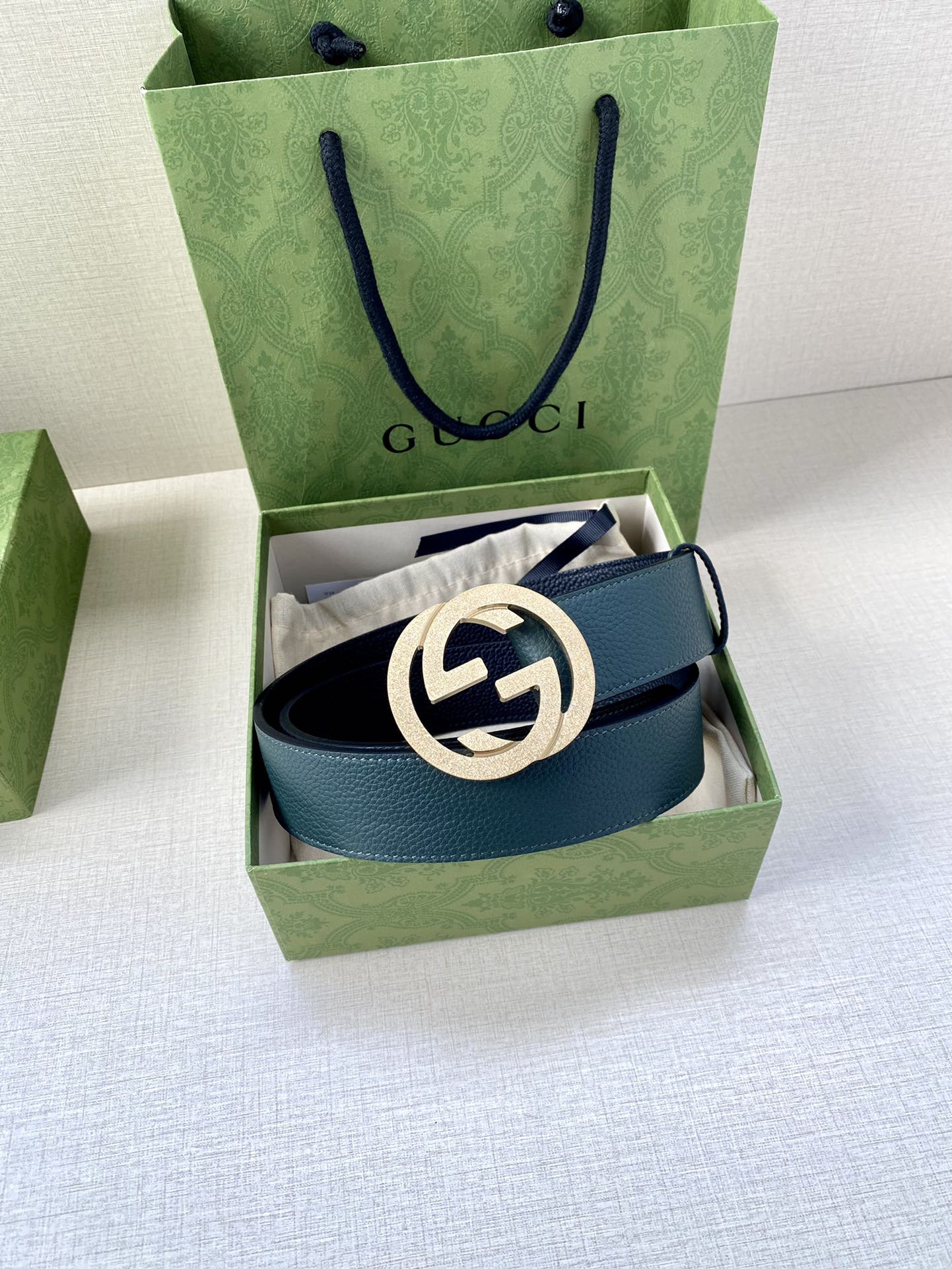 宽度3.8cm GUCCI GG Marmont系列每一季都会推陈出新，为灵感源于70年代的标志性GG配