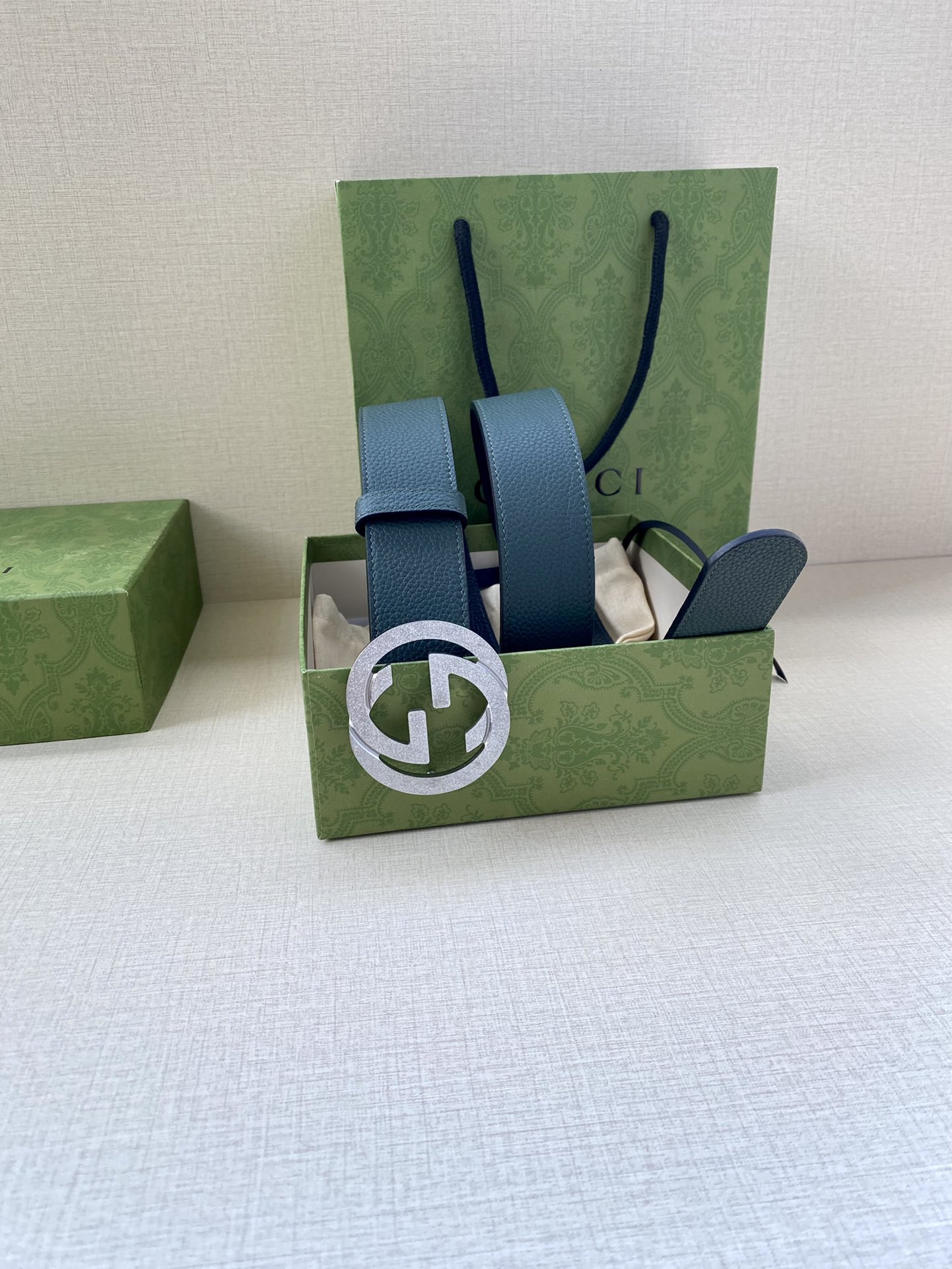 宽度3.8cm GUCCI GG Marmont系列每一季都会推陈出新，为灵感源于70年代的标志性GG配