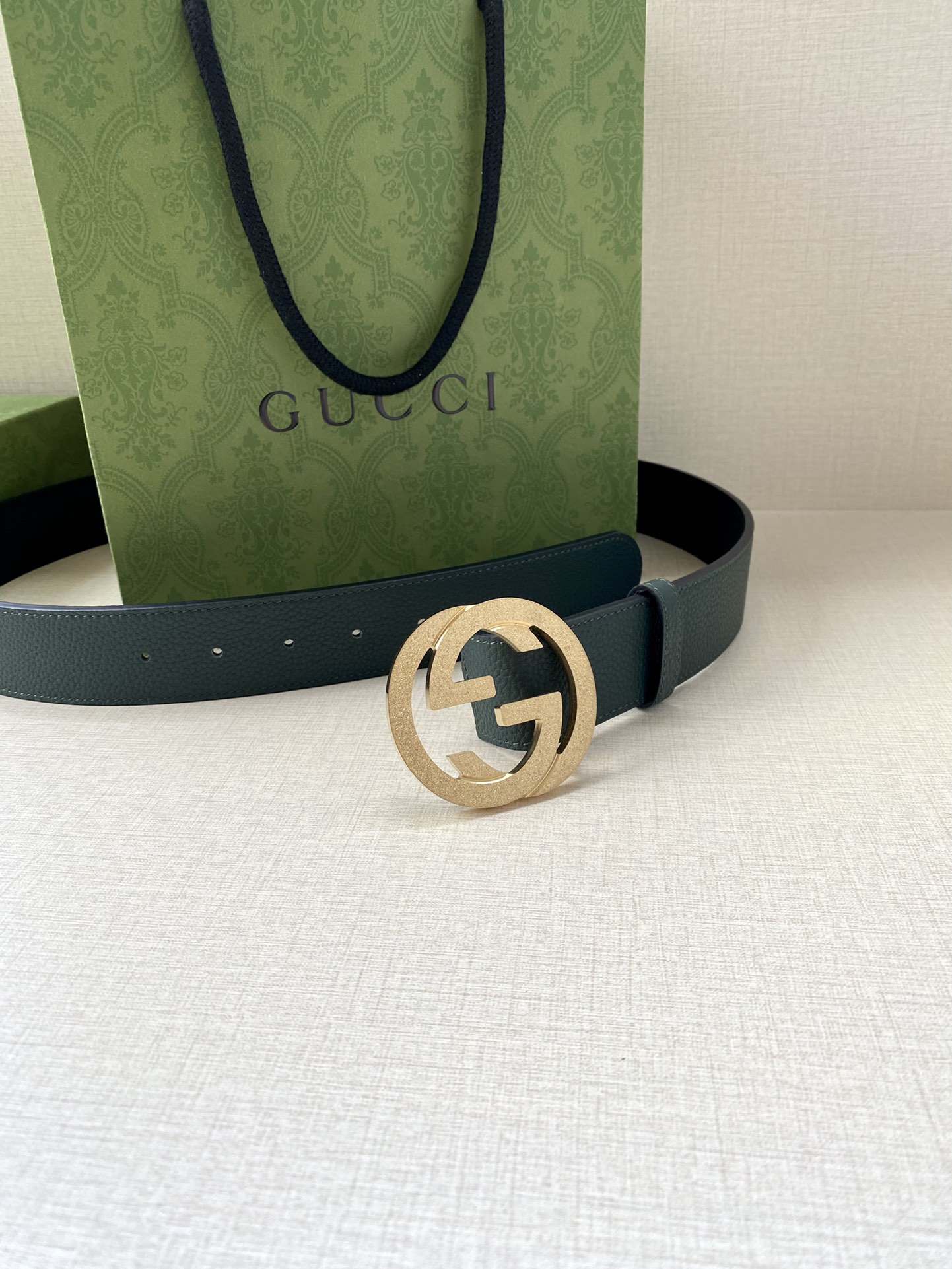 宽度3.8cm GUCCI GG Marmont系列每一季都会推陈出新，为灵感源于70年代的标志性GG配