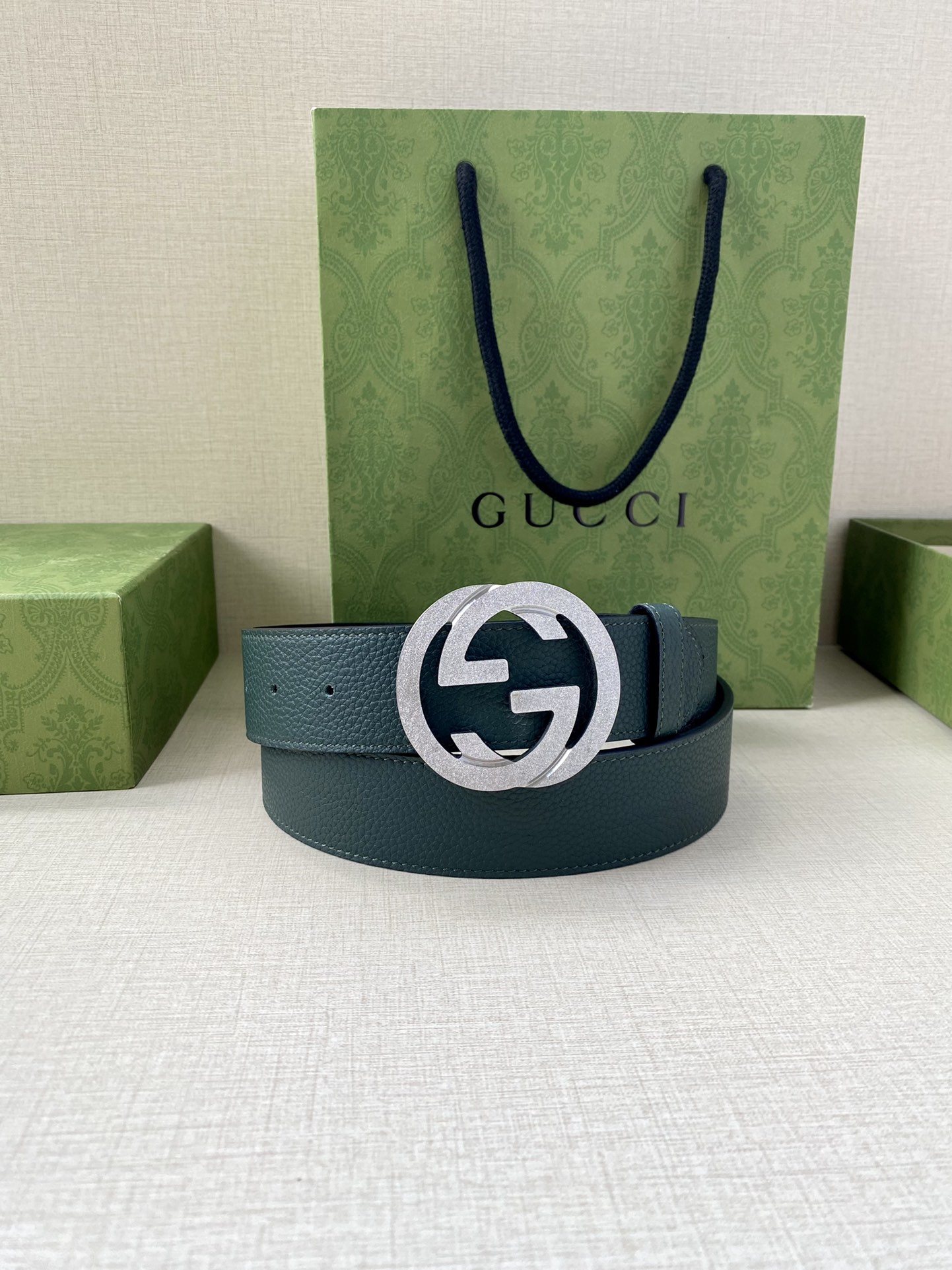 宽度3.8cm GUCCI GG Marmont系列每一季都会推陈出新，为灵感源于70年代的标志性GG配