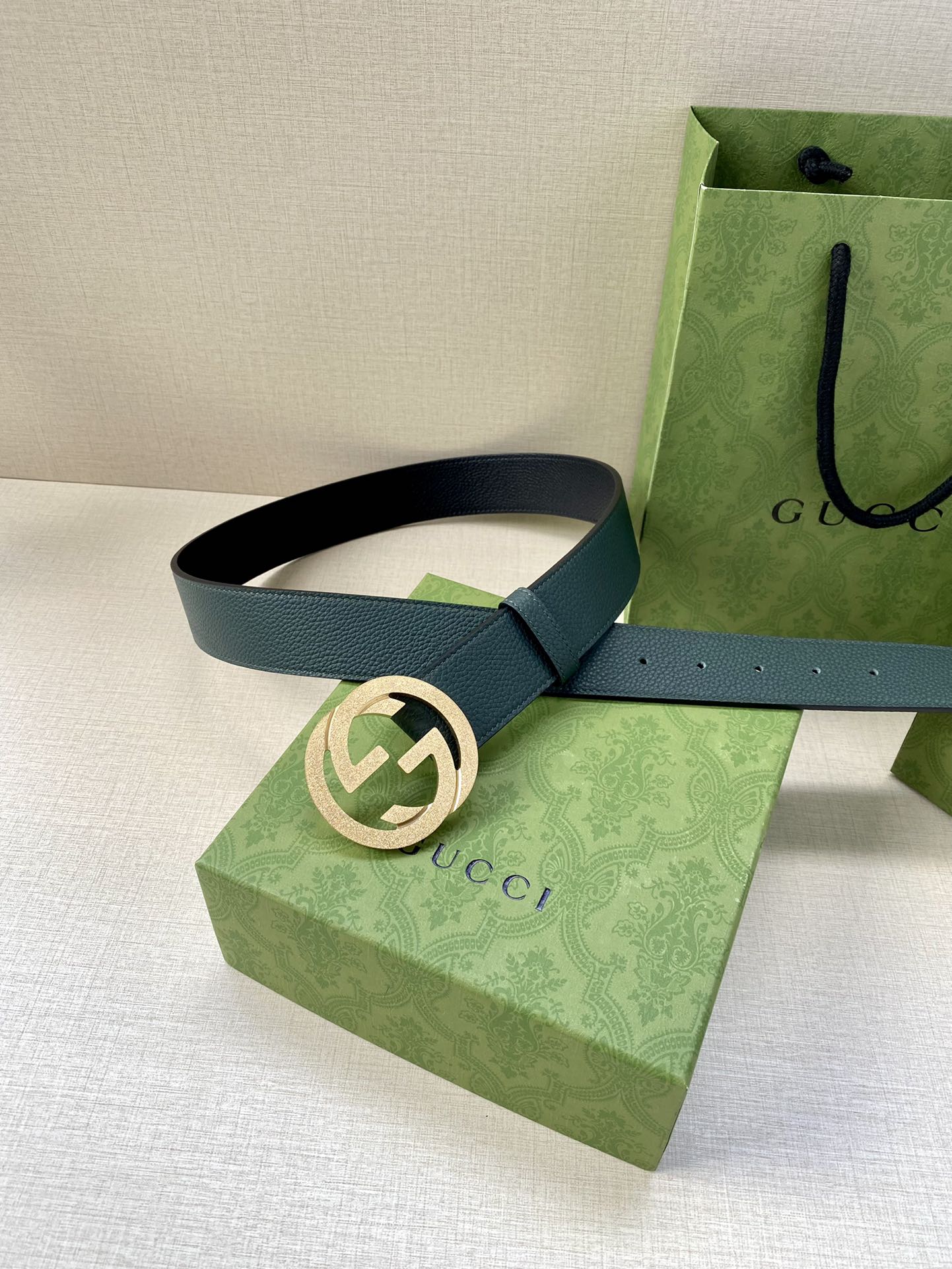 宽度3.8cm GUCCI GG Marmont系列每一季都会推陈出新，为灵感源于70年代的标志性GG配