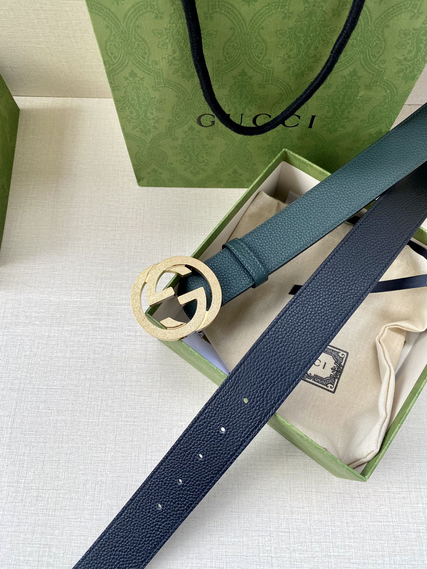 宽度3.8cm GUCCI GG Marmont系列每一季都会推陈出新，为灵感源于70年代的标志性GG配