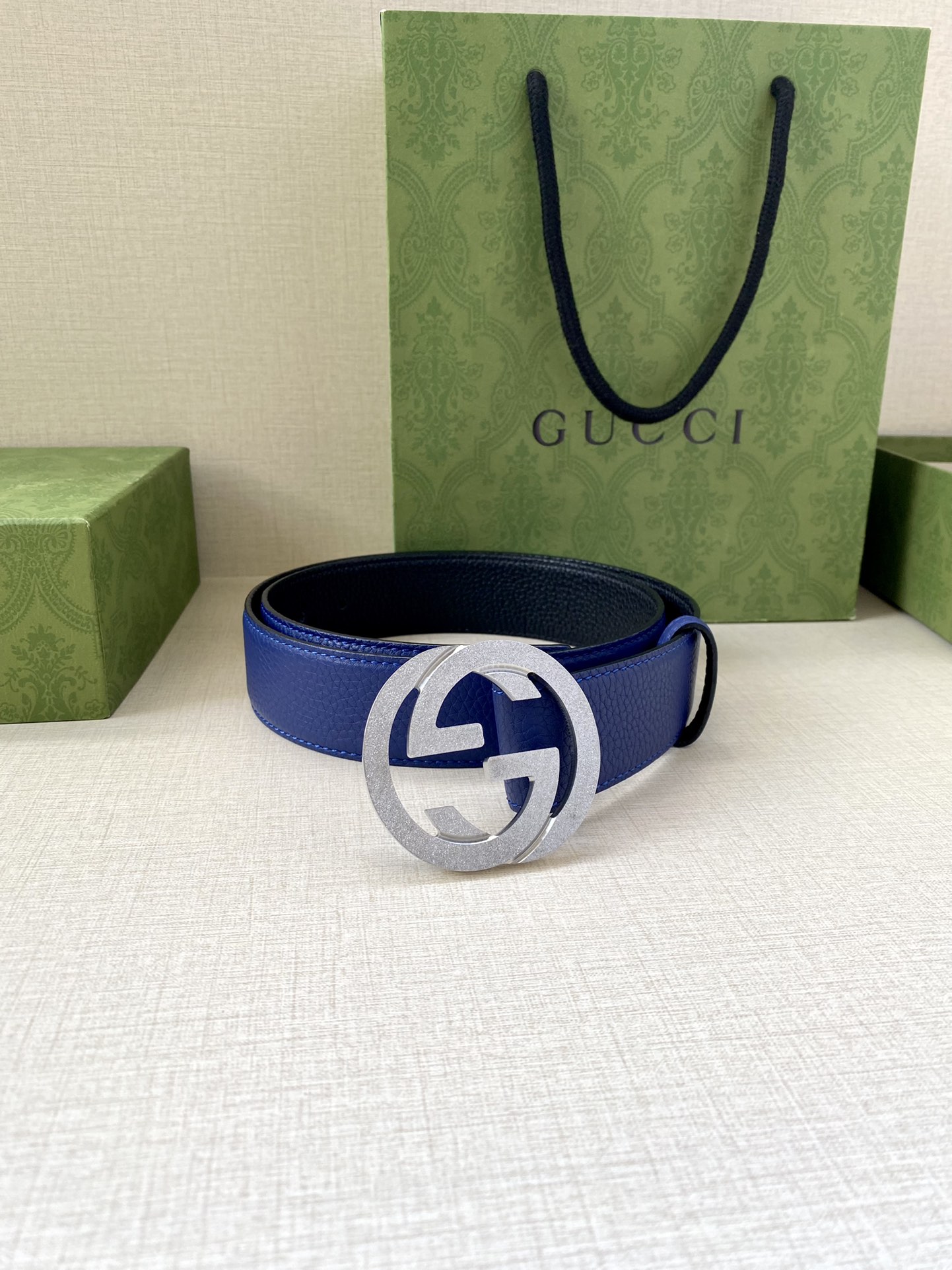 宽度3.8cm GUCCI GG Marmont系列每一季都会推陈出新，为灵感源于70年代的标志性GG配