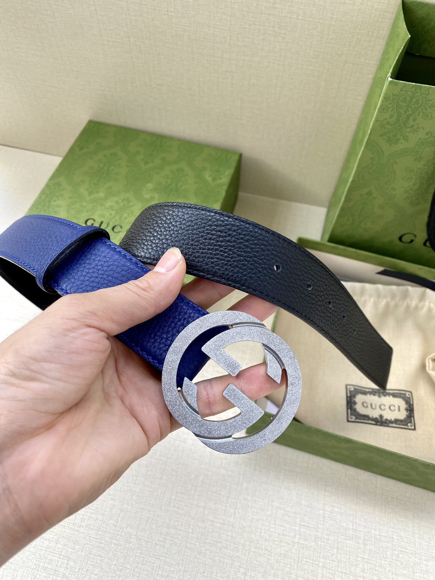 宽度3.8cm GUCCI GG Marmont系列每一季都会推陈出新，为灵感源于70年代的标志性GG配