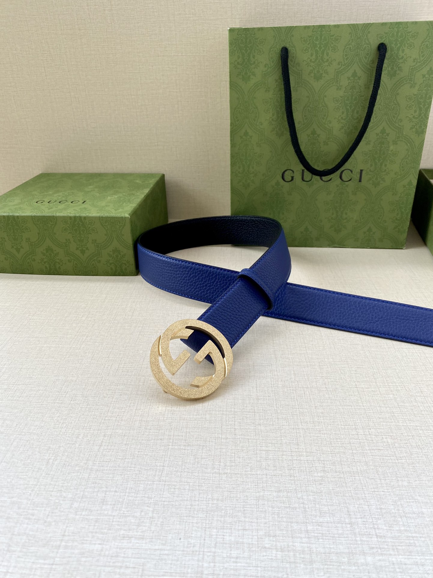 宽度3.8cm GUCCI GG Marmont系列每一季都会推陈出新，为灵感源于70年代的标志性GG配