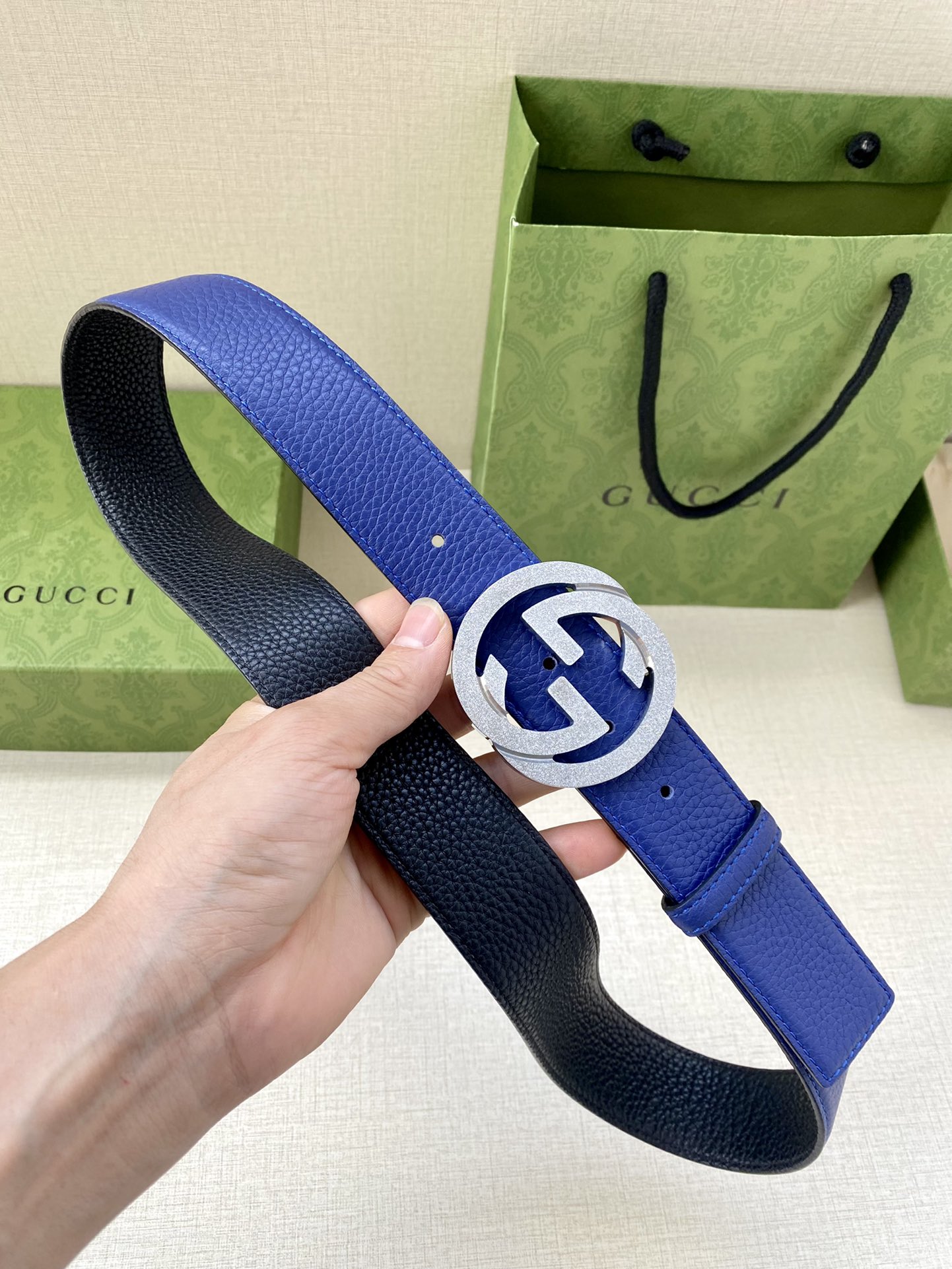 宽度3.8cm GUCCI GG Marmont系列每一季都会推陈出新，为灵感源于70年代的标志性GG配
