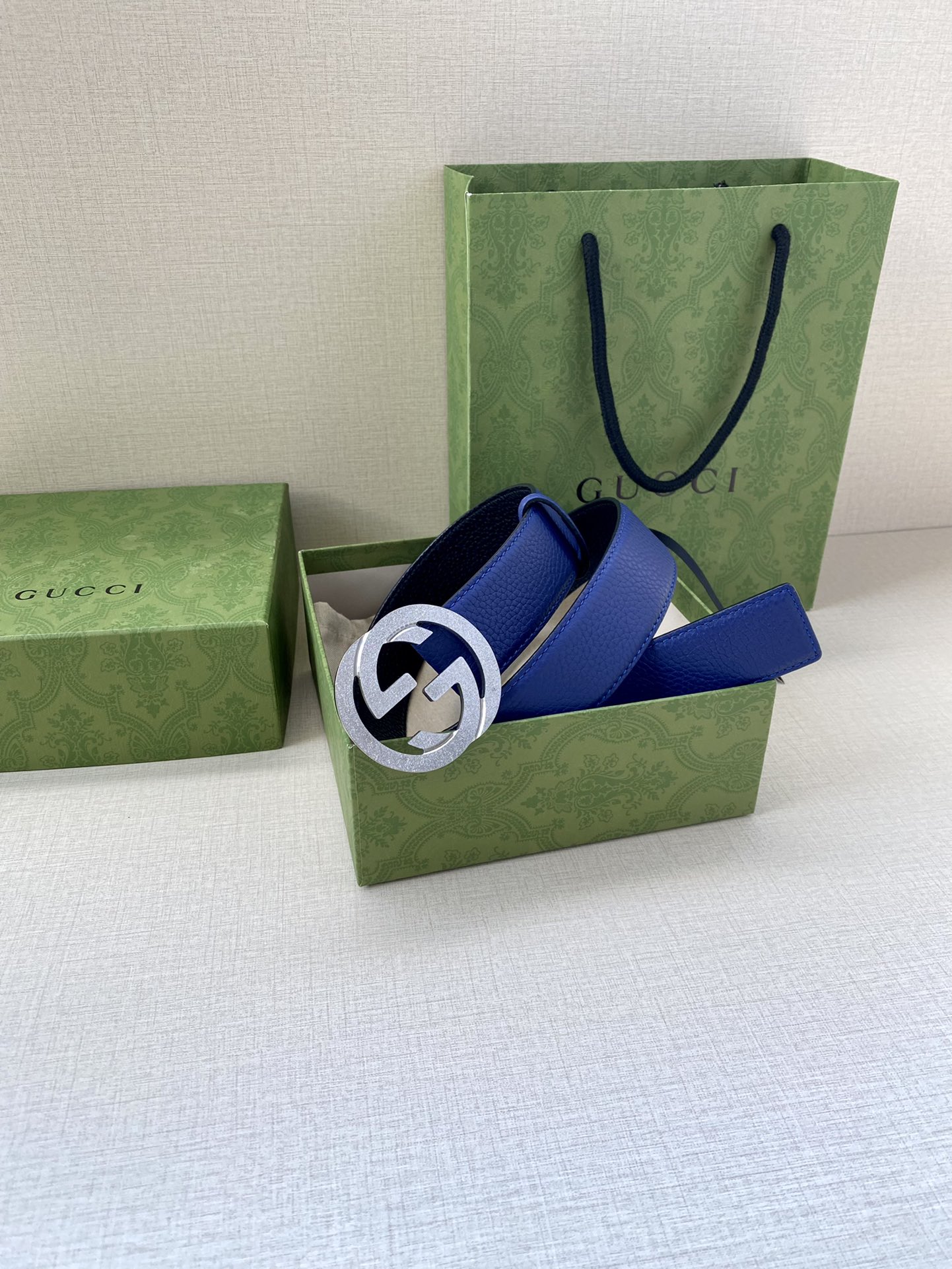 宽度3.8cm GUCCI GG Marmont系列每一季都会推陈出新，为灵感源于70年代的标志性GG配