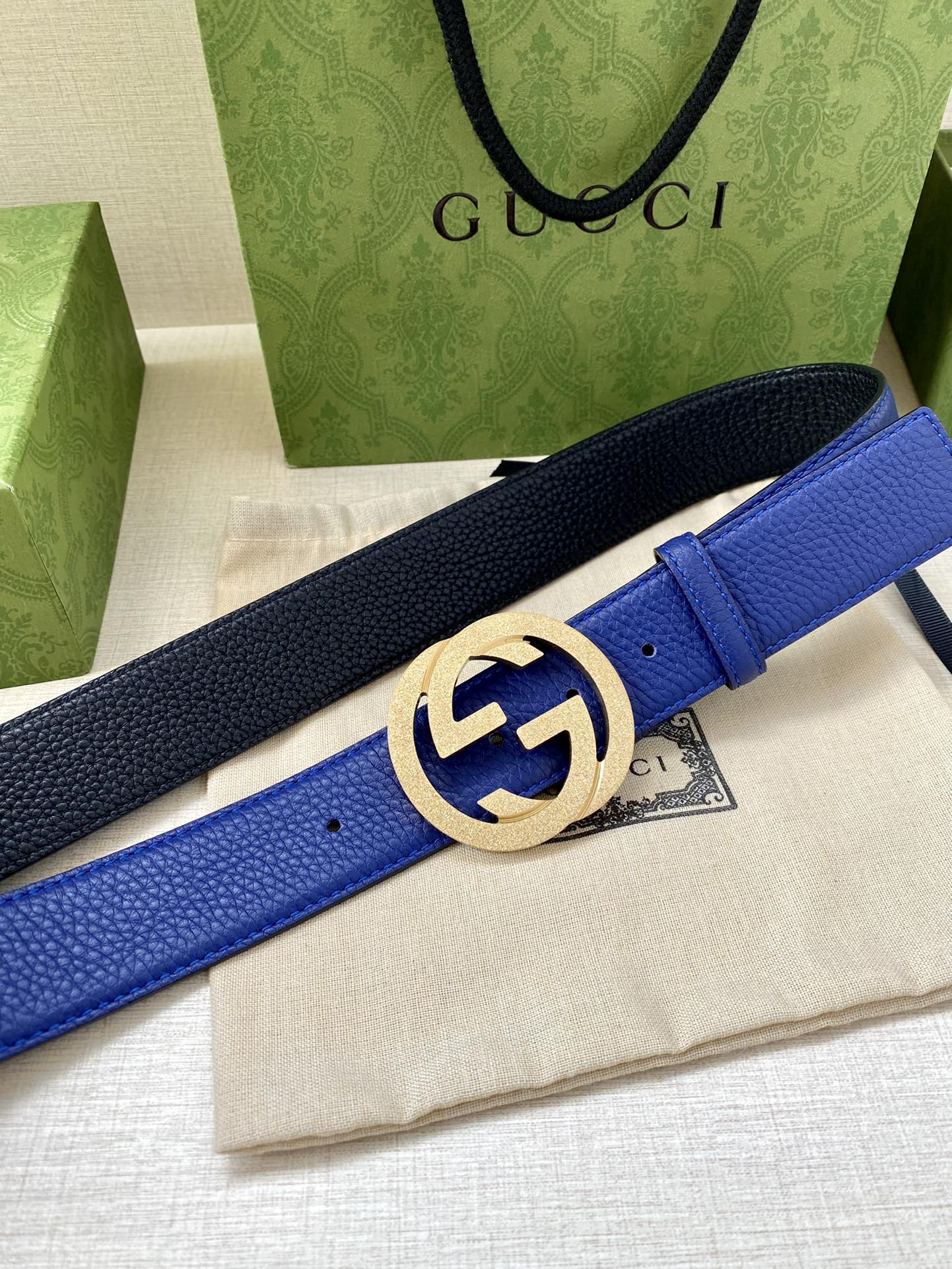 宽度3.8cm GUCCI GG Marmont系列每一季都会推陈出新，为灵感源于70年代的标志性GG配