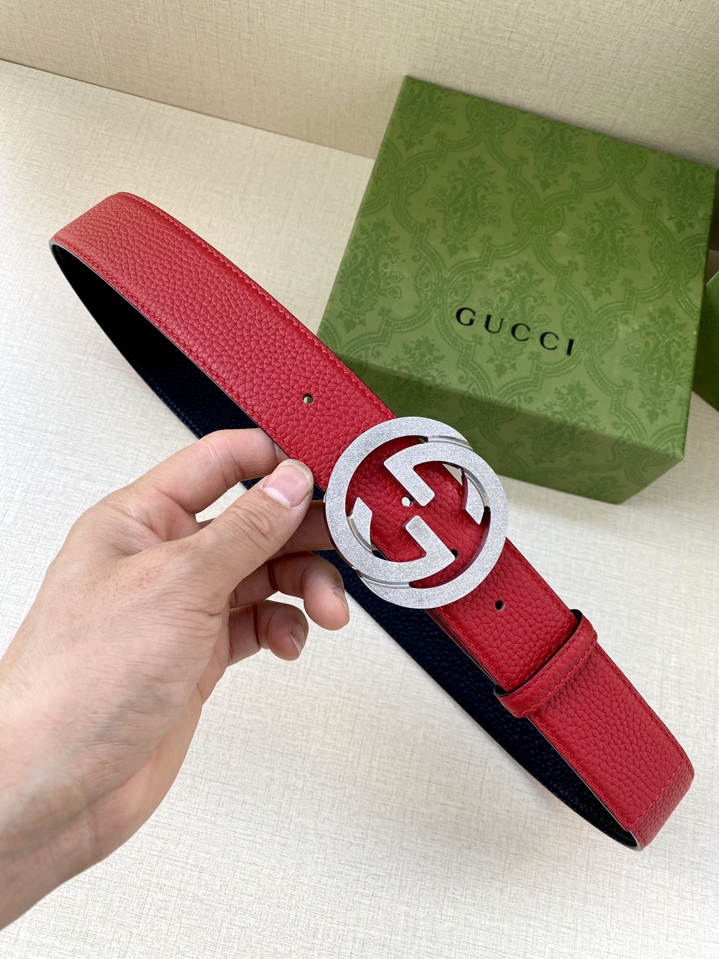 宽度3.8cm GUCCI GG Marmont系列每一季都会推陈出新，为灵感源于70年代的标志性GG配