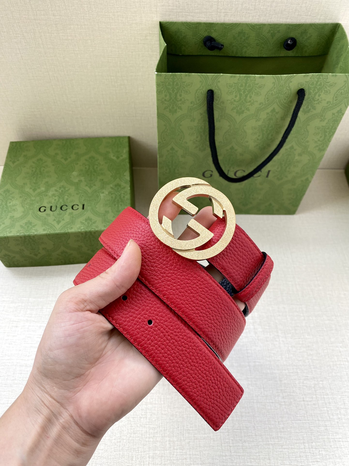 宽度3.8cm GUCCI GG Marmont系列每一季都会推陈出新，为灵感源于70年代的标志性GG配