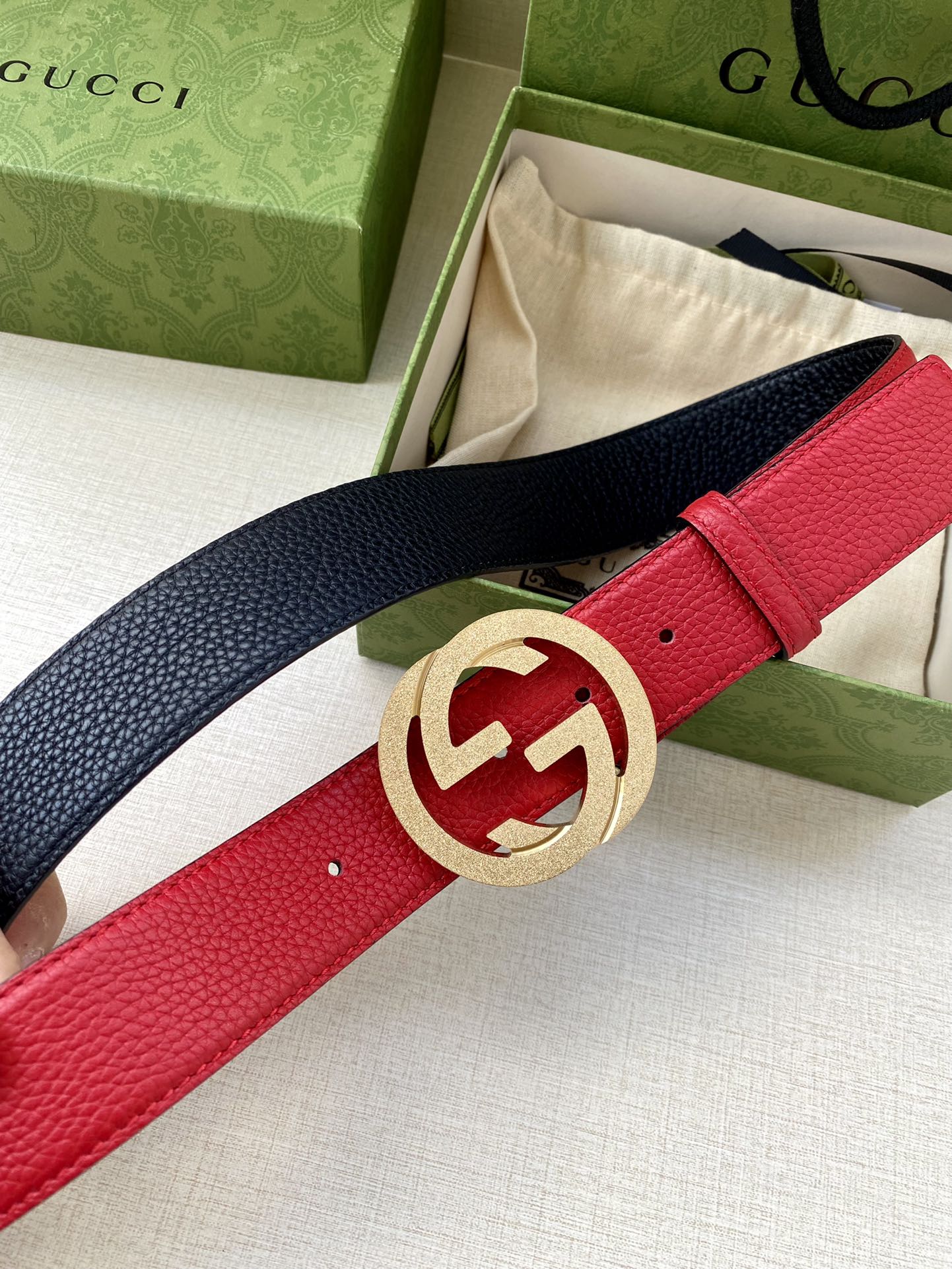 宽度3.8cm GUCCI GG Marmont系列每一季都会推陈出新，为灵感源于70年代的标志性GG配