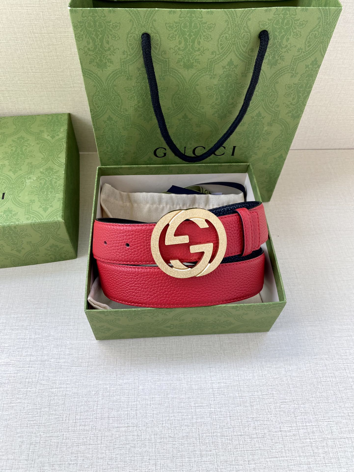 宽度3.8cm GUCCI GG Marmont系列每一季都会推陈出新，为灵感源于70年代的标志性GG配