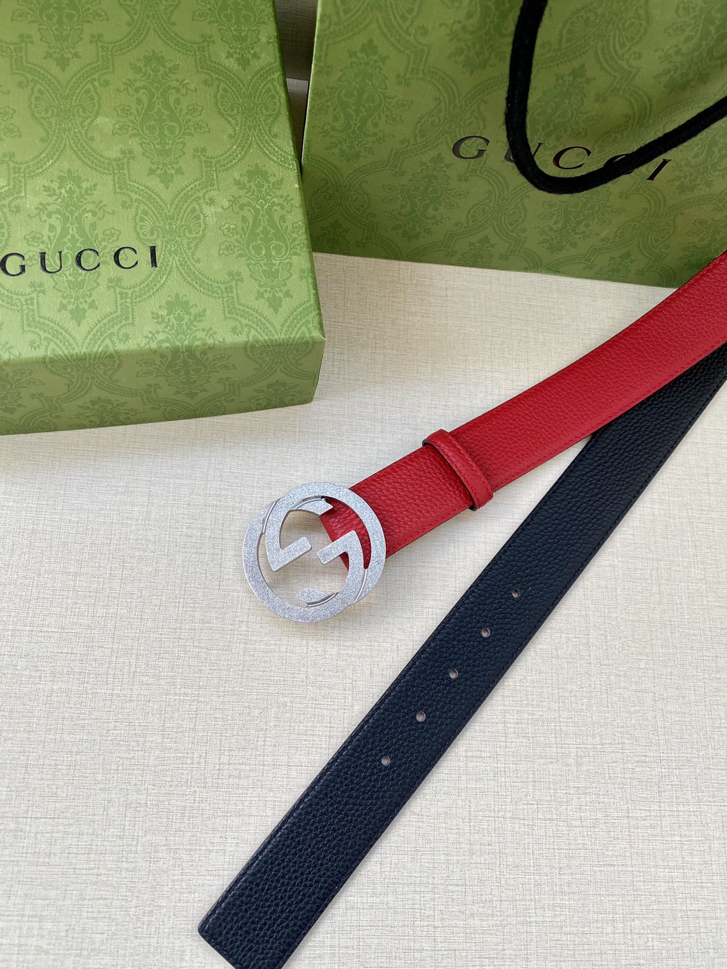 宽度3.8cm GUCCI GG Marmont系列每一季都会推陈出新，为灵感源于70年代的标志性GG配