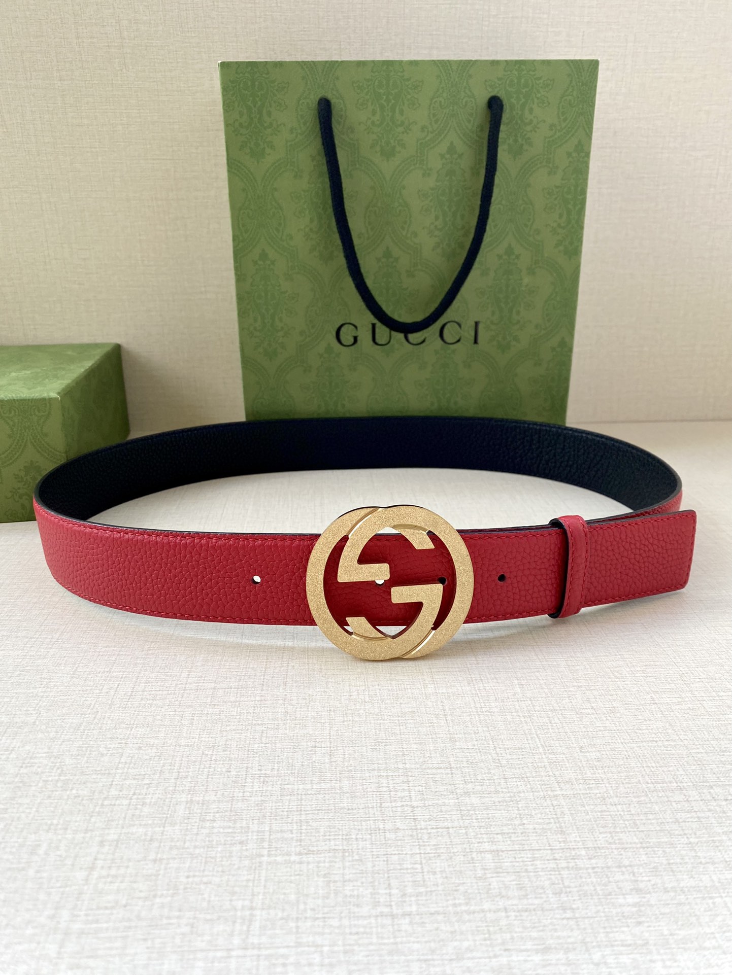 宽度3.8cm GUCCI GG Marmont系列每一季都会推陈出新，为灵感源于70年代的标志性GG配