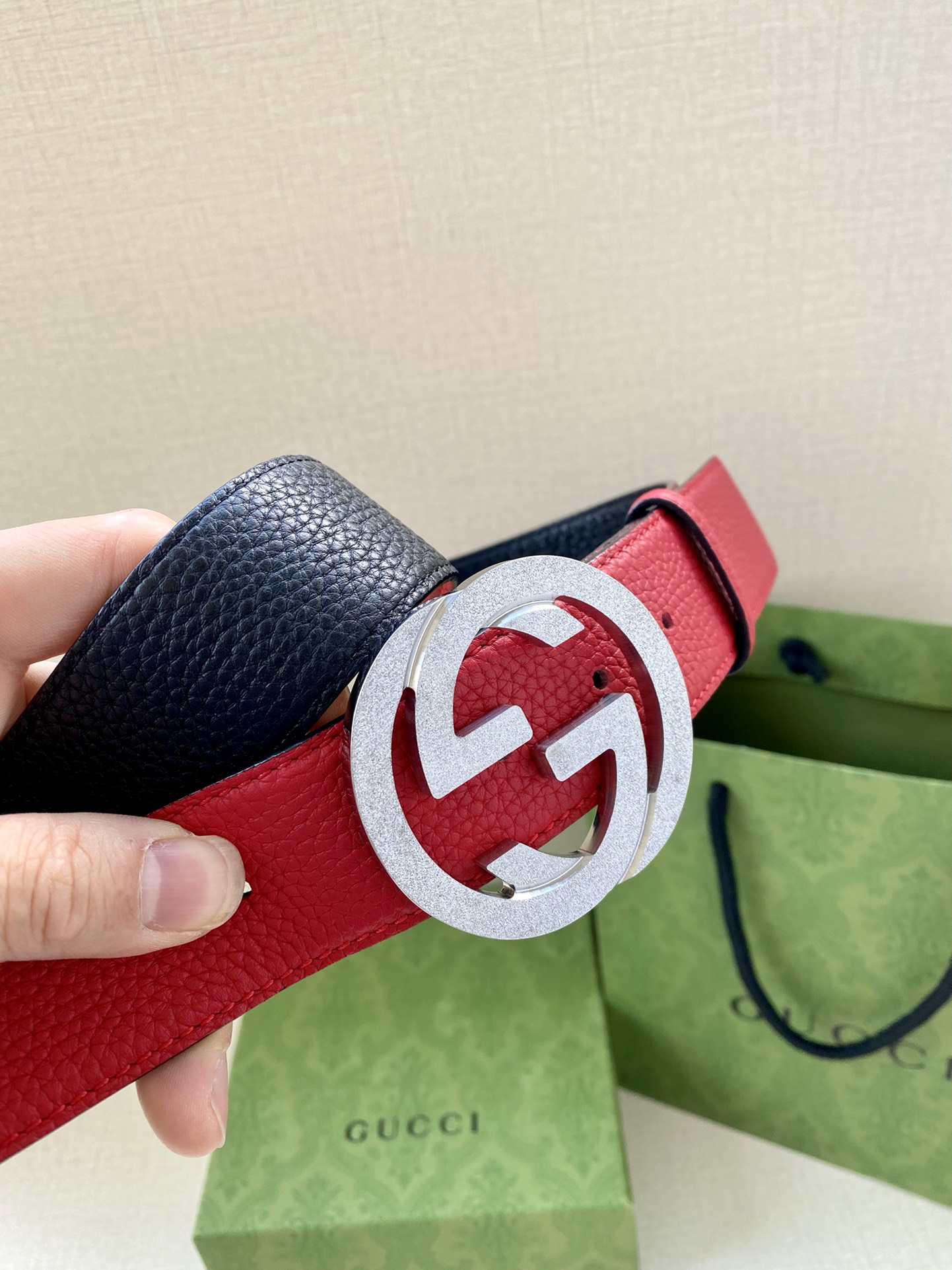 宽度3.8cm GUCCI GG Marmont系列每一季都会推陈出新，为灵感源于70年代的标志性GG配