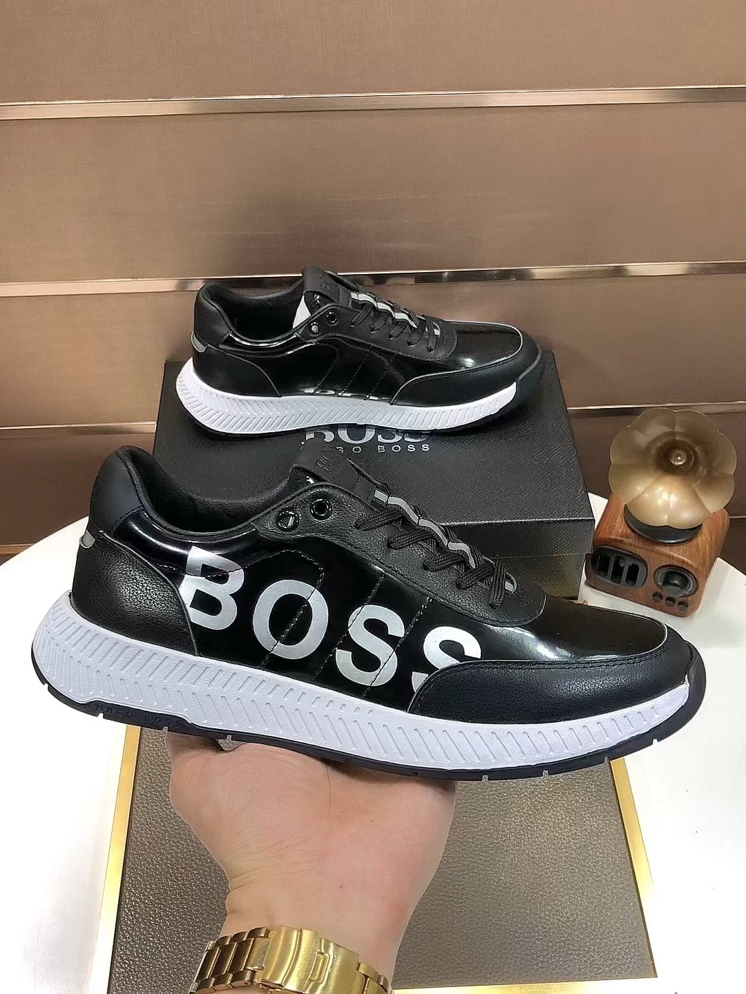 I5 BOSS最新休闲男鞋，欢迎1:1对比，爆单款BOSS香港专柜休闲鞋，专柜品质，验货，优质做工，鞋面采用意大利进口胎牛皮拼接布料进口透气羊皮内里，原版时尚运动大底 ，休闲时尚，高端品质，