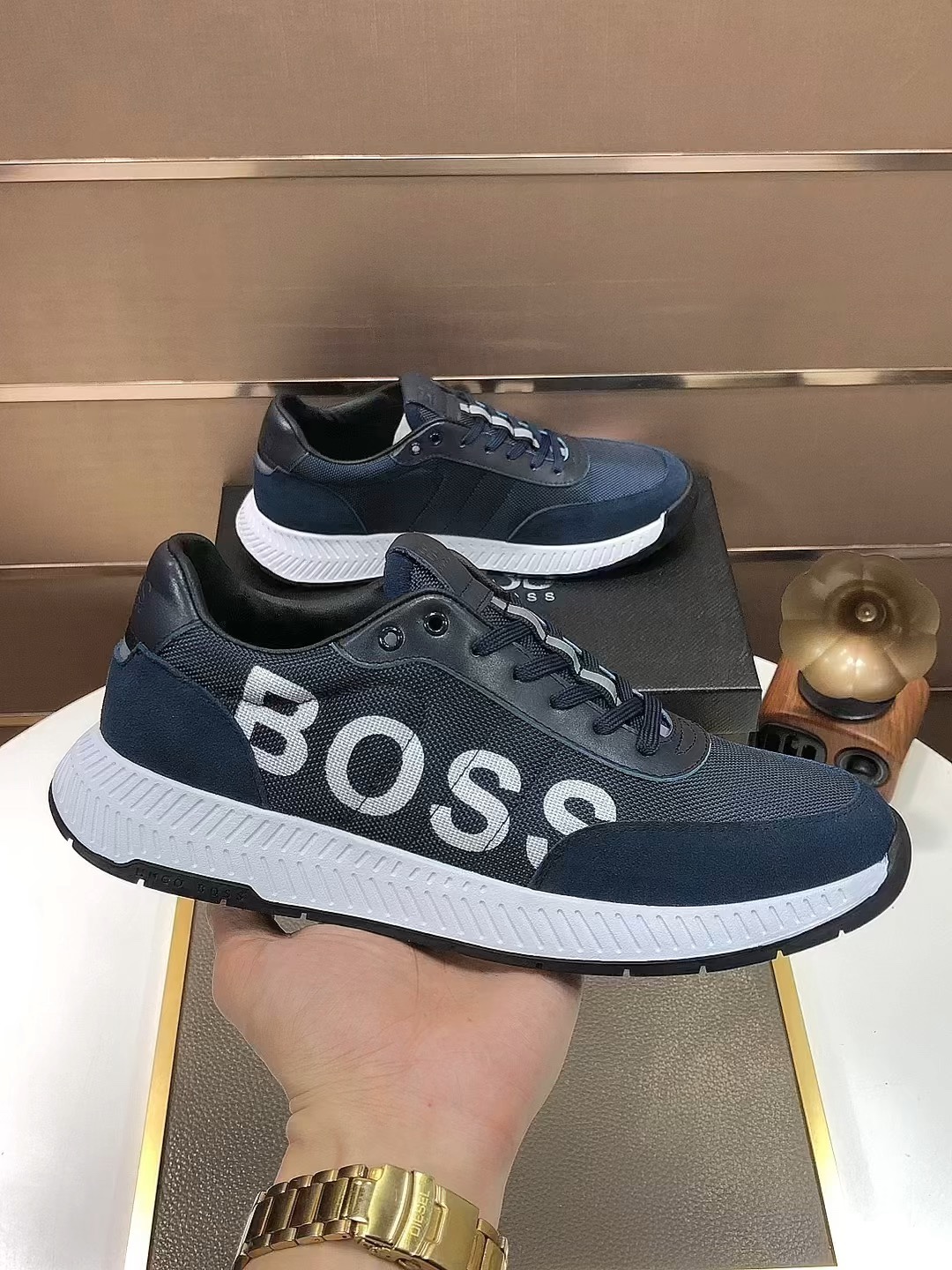 I5 BOSS最新休闲男鞋，欢迎1:1对比，爆单款BOSS香港专柜休闲鞋，专柜品质，验货，优质做工，鞋面采用意大利进口胎牛皮拼接布料进口透气羊皮内里，原版时尚运动大底 ，休闲时尚，高端品质，