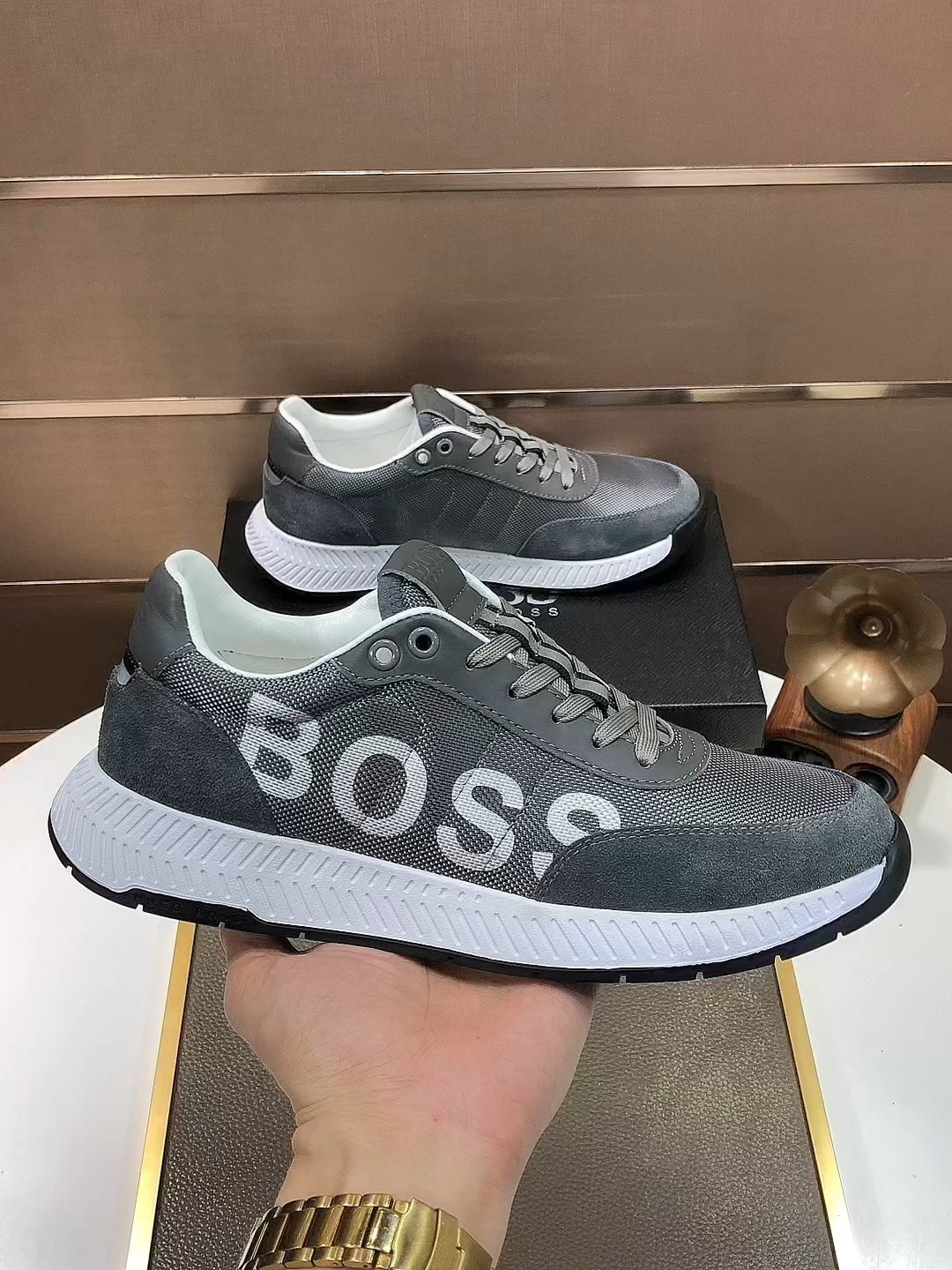 I5 BOSS最新休闲男鞋，欢迎1:1对比，爆单款BOSS香港专柜休闲鞋，专柜品质，验货，优质做工，鞋面采用意大利进口胎牛皮拼接布料进口透气羊皮内里，原版时尚运动大底 ，休闲时尚，高端品质，