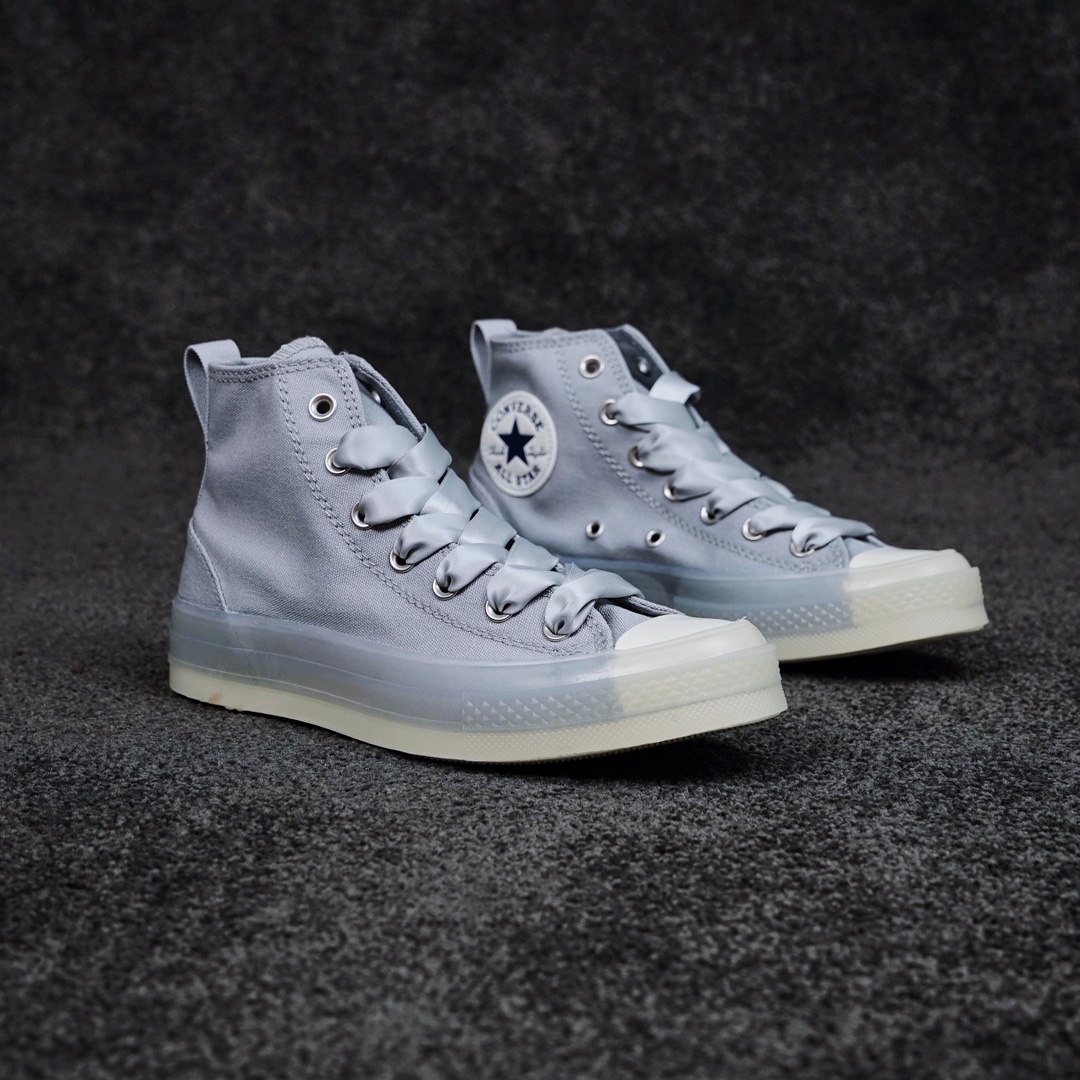 H0 2022七夕情人节限定配色Converse匡威 马耳他蓝CX果冻透明底轻便高帮男女帆布鞋新出色 马耳他蓝 匡威新品CX系列，乳白色鞋头和鞋底 配上马耳他蓝的帆布， 搭配丝绸鞋带永远的神舒适因为它超轻，超好搭配。爱了 爱了 真的爱上了