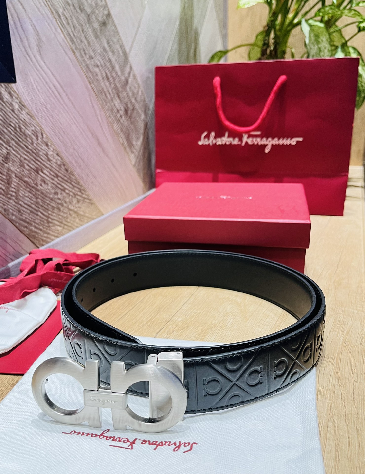 配全套包装礼盒Ferragam精品马