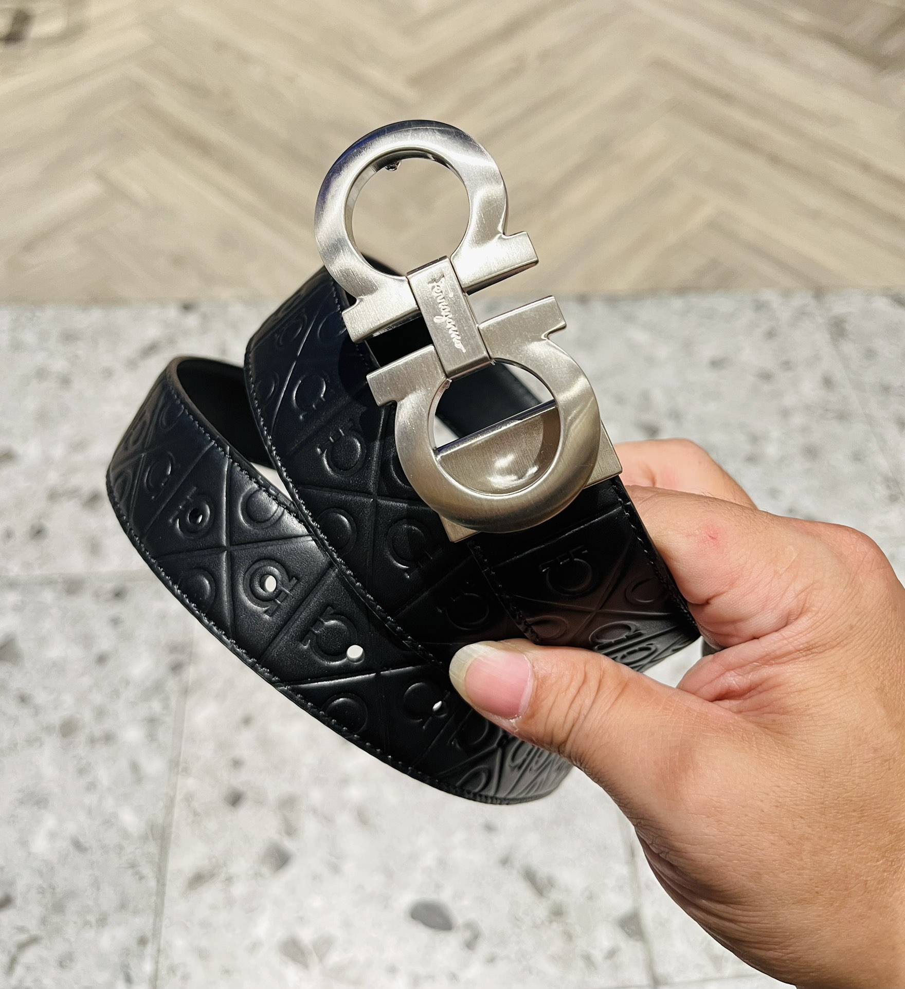 配全套包装礼盒Ferragam精品马