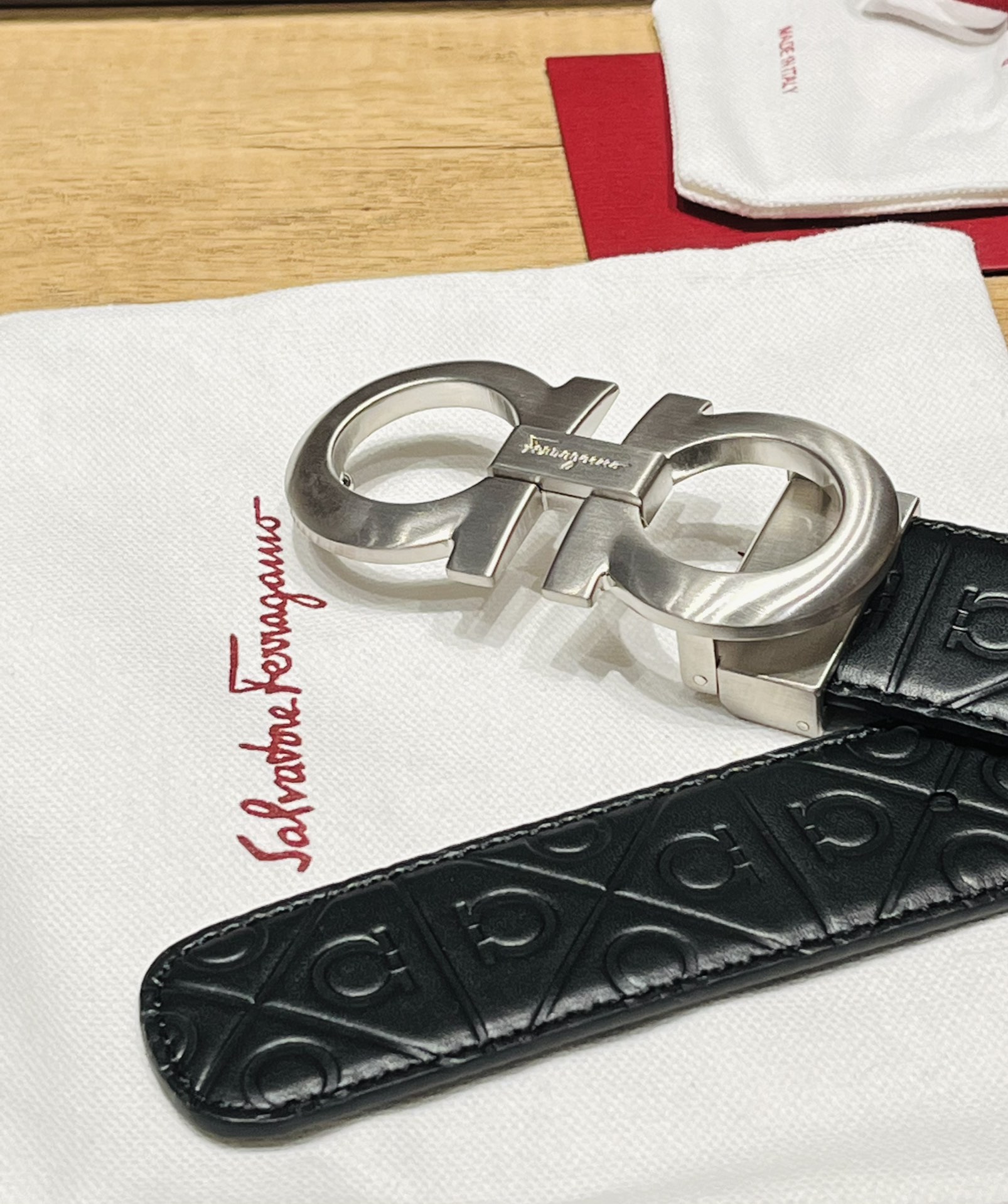 配全套包装礼盒Ferragam精品马