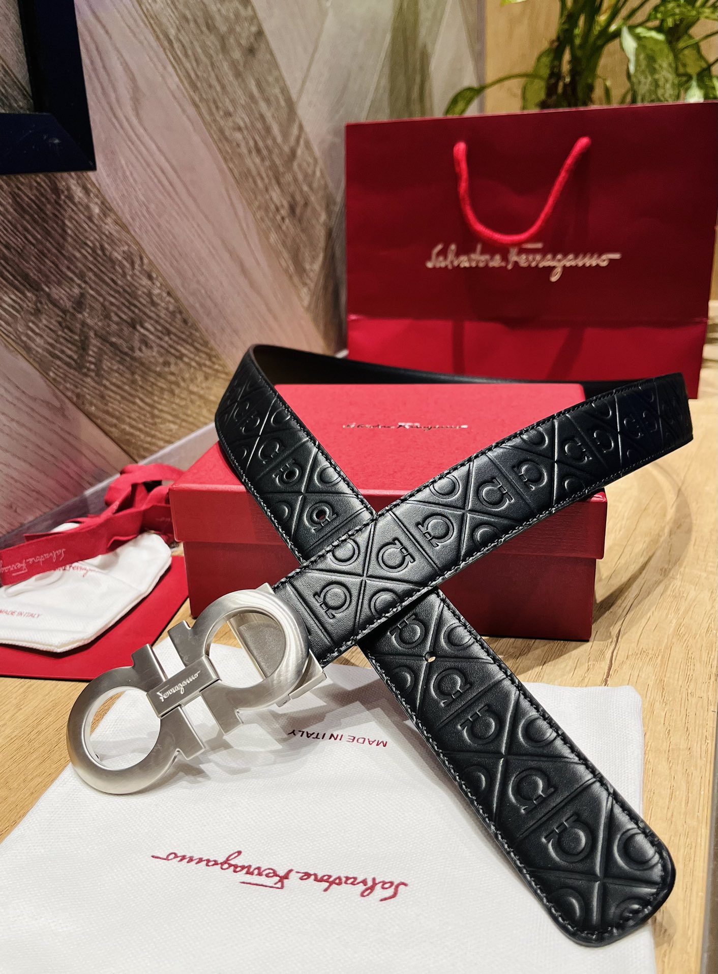 配全套包装礼盒Ferragam精品马