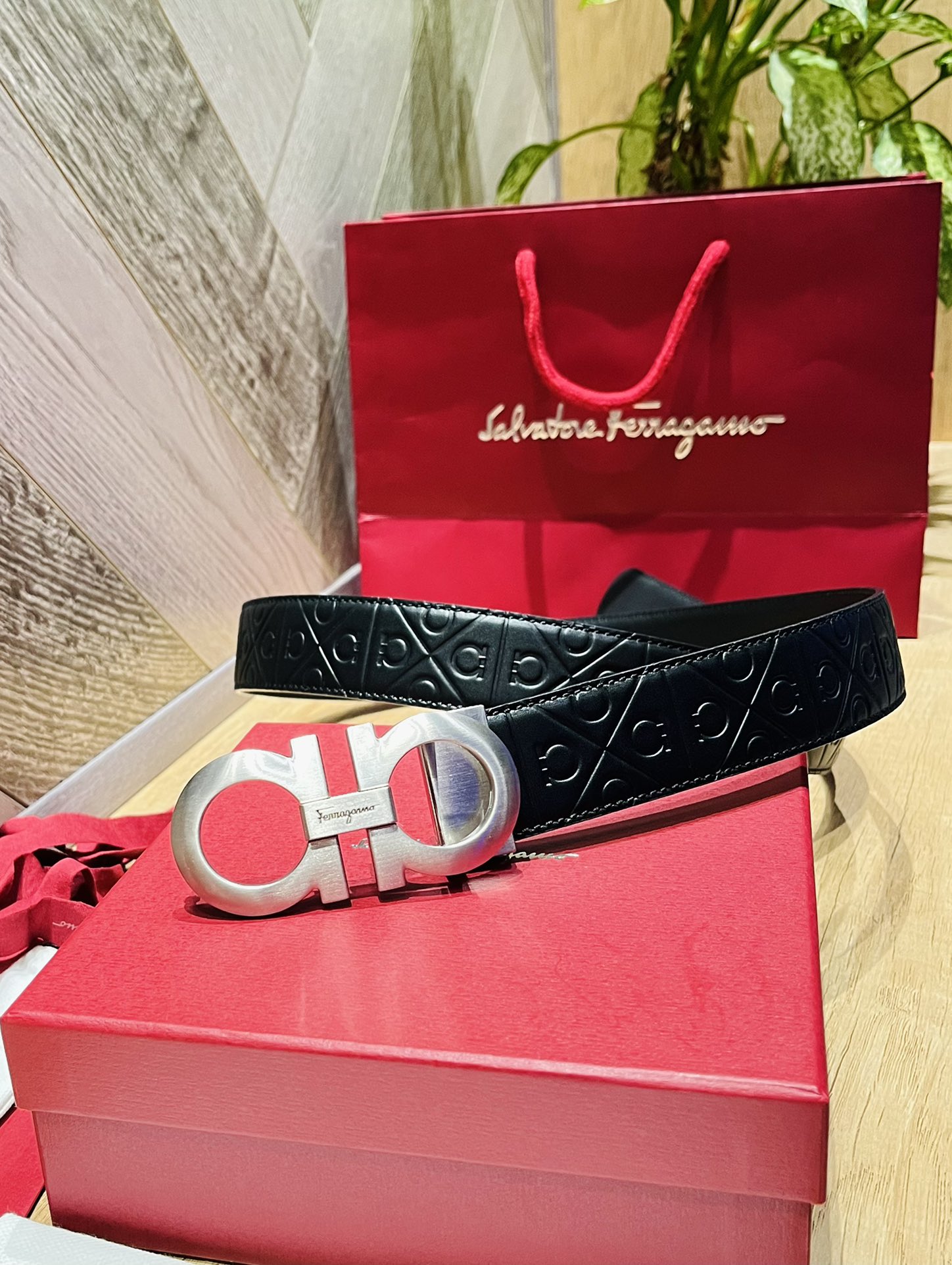 配全套包装礼盒Ferragam精品马